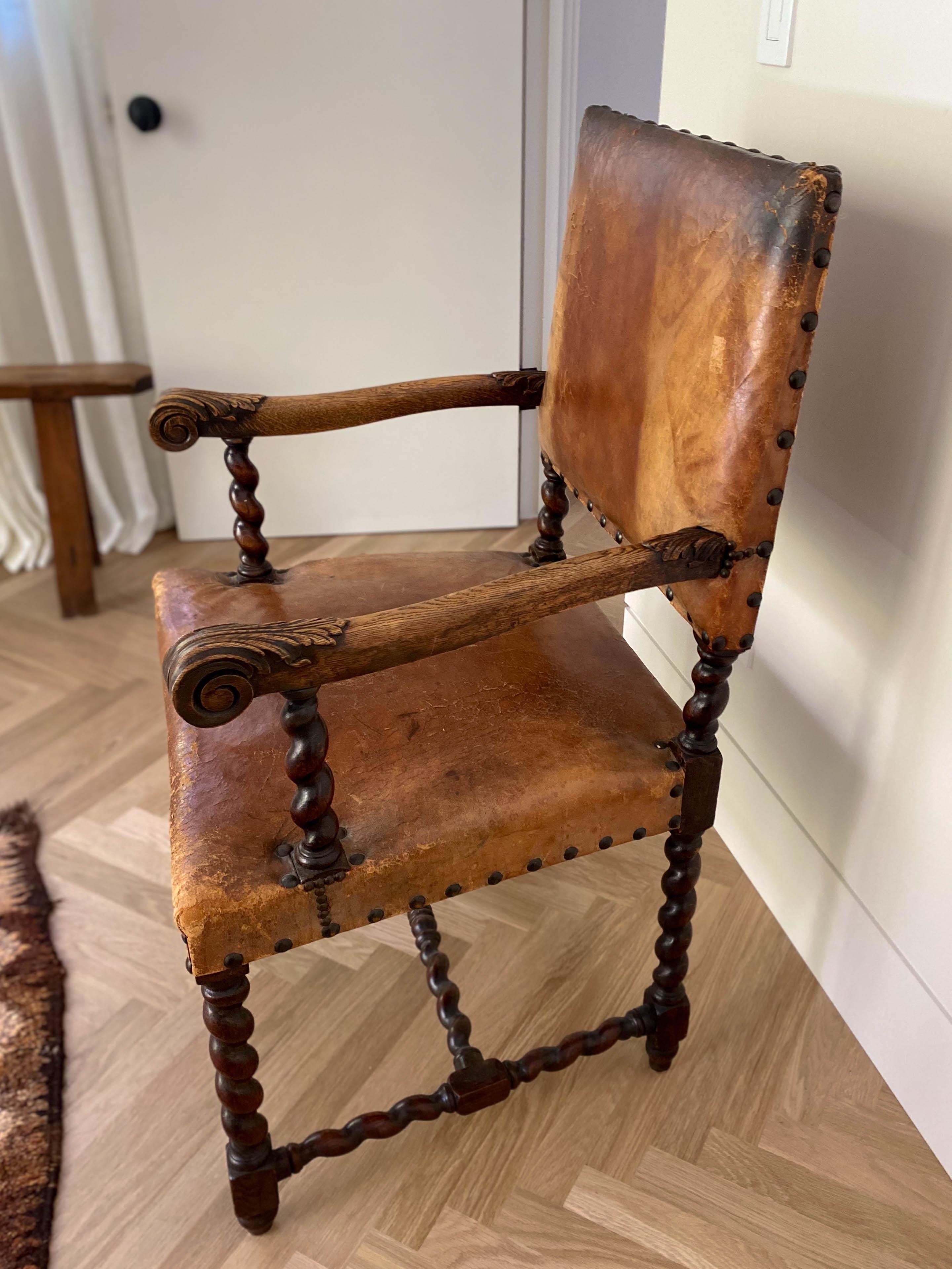 Silla de Respaldo Alto de Piel Caramelo con Detalle de Madera Tallada Colonial español en venta