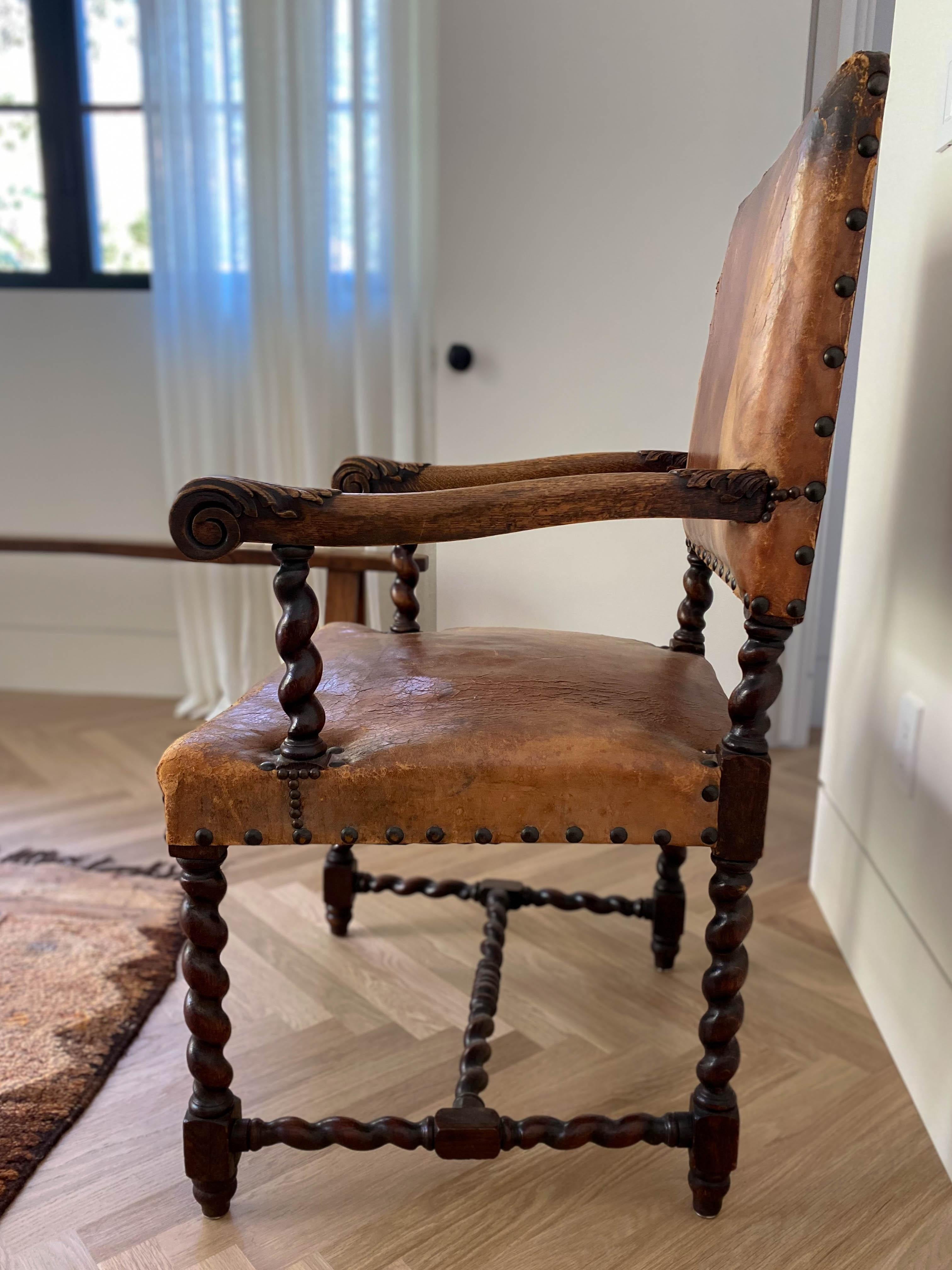 Espagnol Chaise à haut dossier en cuir caramel avec détails en bois sculpté en vente
