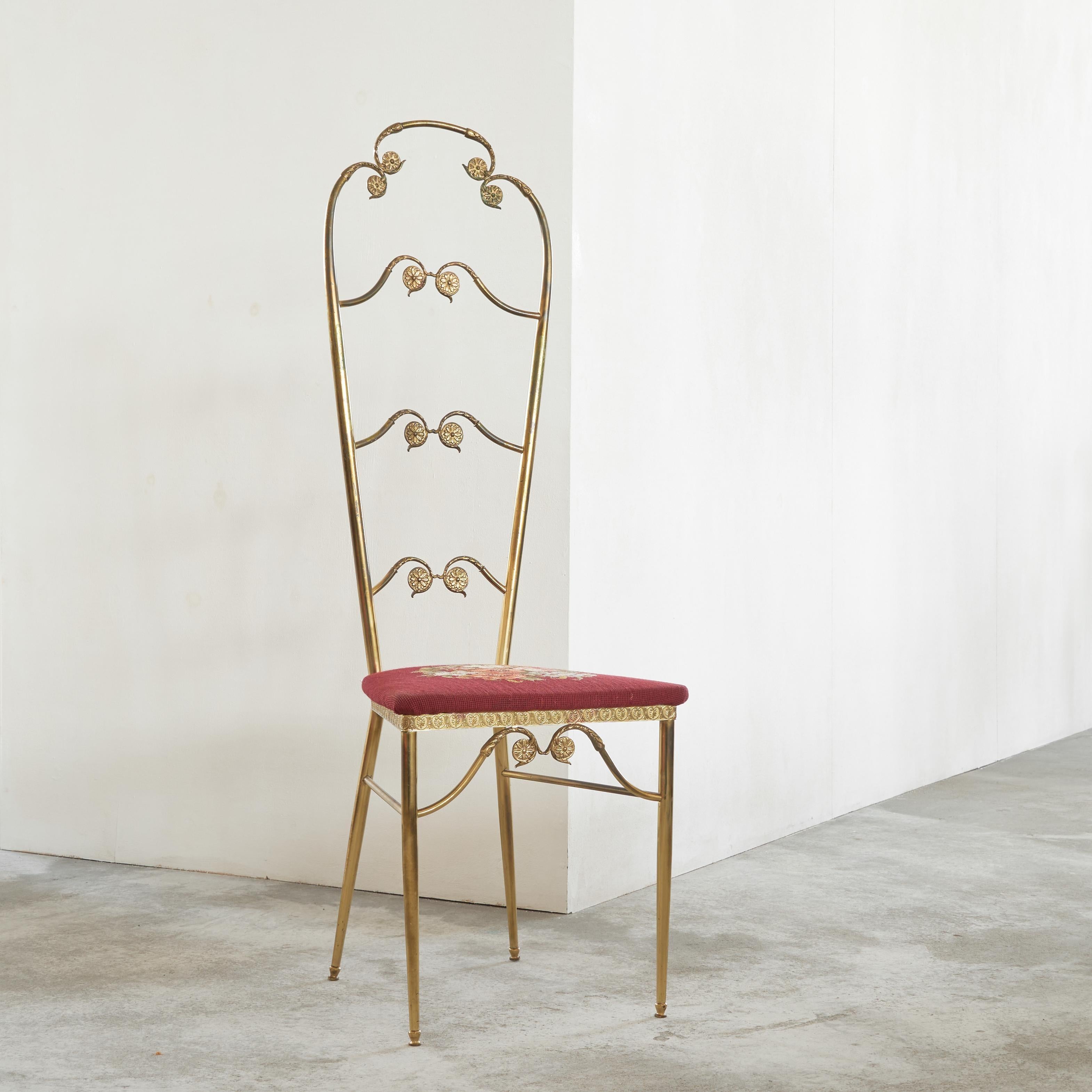 Sedia Chiavari con schienale alto in ottone e ricamo, anni '60 in vendita 2