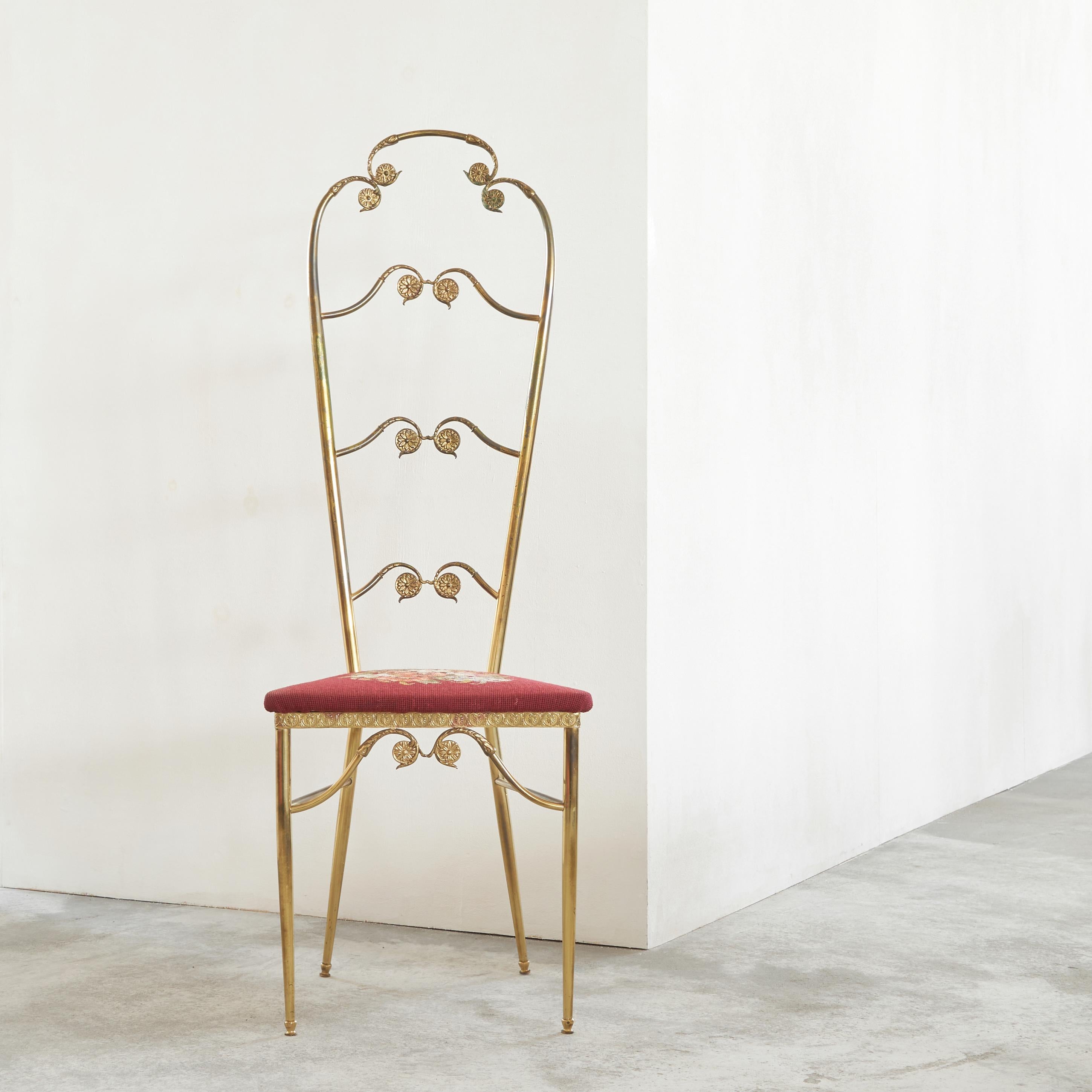 Chiavari-Stuhl mit hoher Rückenlehne, Messing und Stickerei, Europa, 1960er Jahre.

Sie suchen nach etwas Außergewöhnlichem für Ihre Einrichtung? Dieser wunderbare Chiavari-Stuhl aus Messing und Stickerei könnte perfekt dazu passen. Skurril und