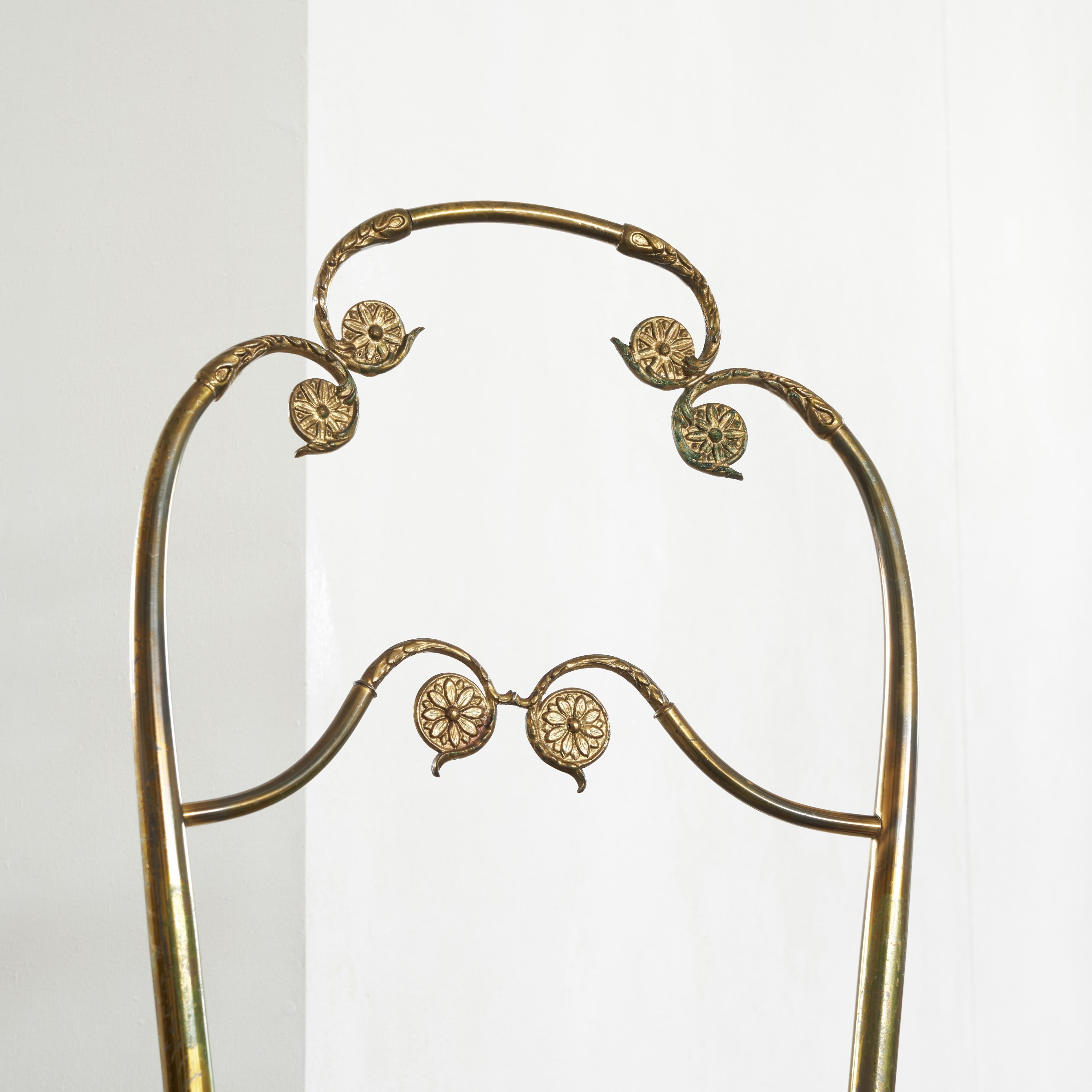Mid-Century moderno Sedia Chiavari con schienale alto in ottone e ricamo, anni '60 in vendita