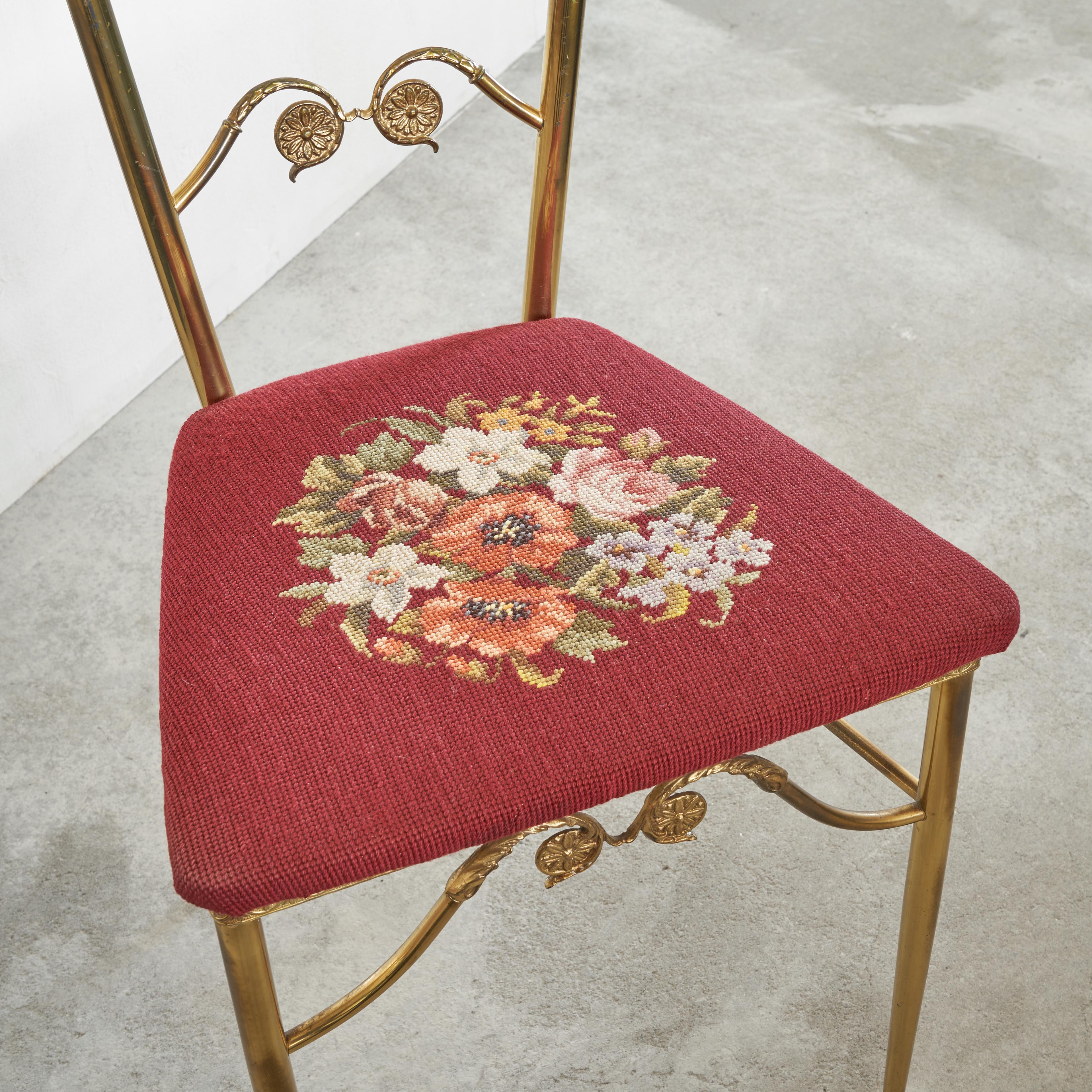 Sedia Chiavari con schienale alto in ottone e ricamo, anni '60 in vendita 1