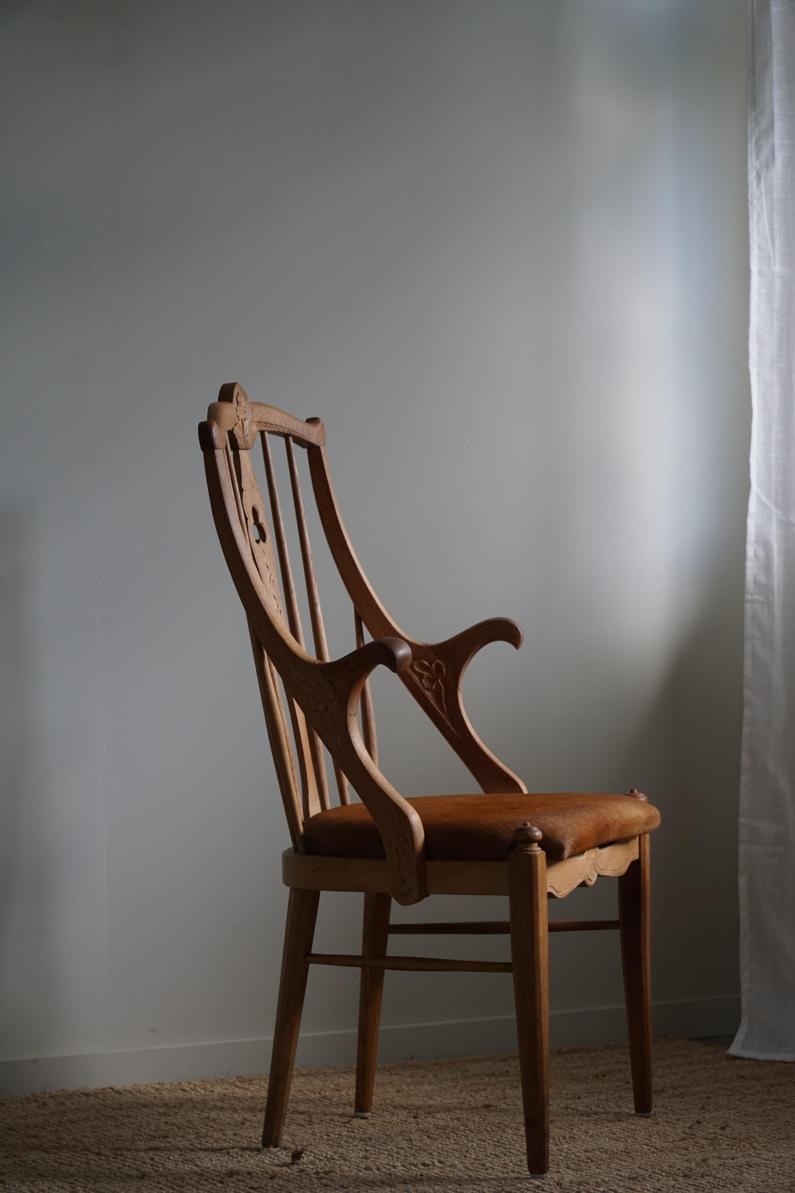 Ein wunderschöner Sessel mit hoher Rückenlehne aus massiver Eiche und Ledersitz aus den 1950er Jahren. Von einem dänischen Tischler in den 1950er Jahren in Handarbeit gefertigt. 
Die Armlehne ist rund geformt und die Rückenlehne ist mit schönen