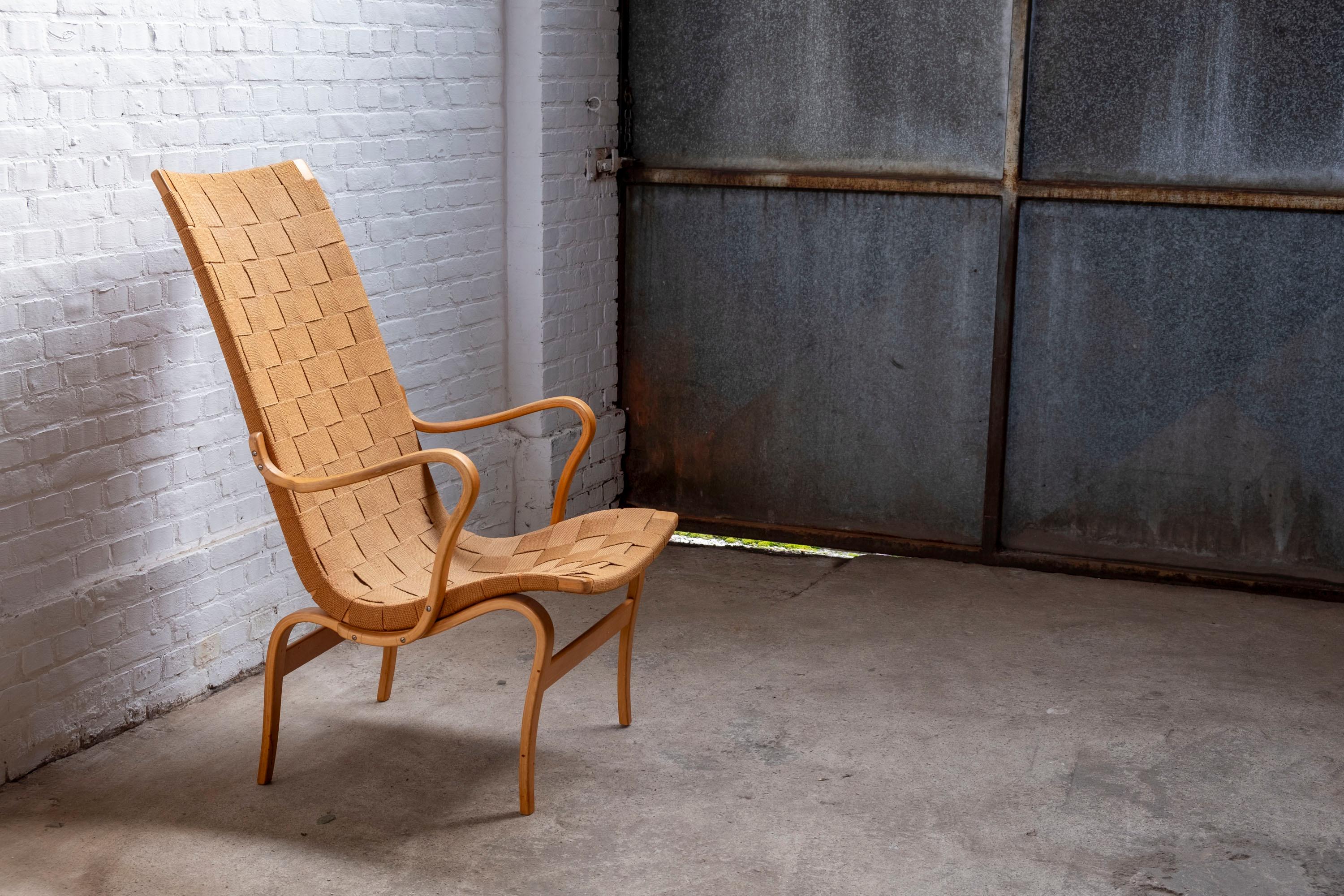 Rare chaise longue Eva à haut dossier, conçue par Bruno Mathsson en 1941.
Cet exemplaire est un exemple étonnamment bien conservé de la première édition de cette chaise et a été produit au cours de la première année de production, en 1941, par Karl