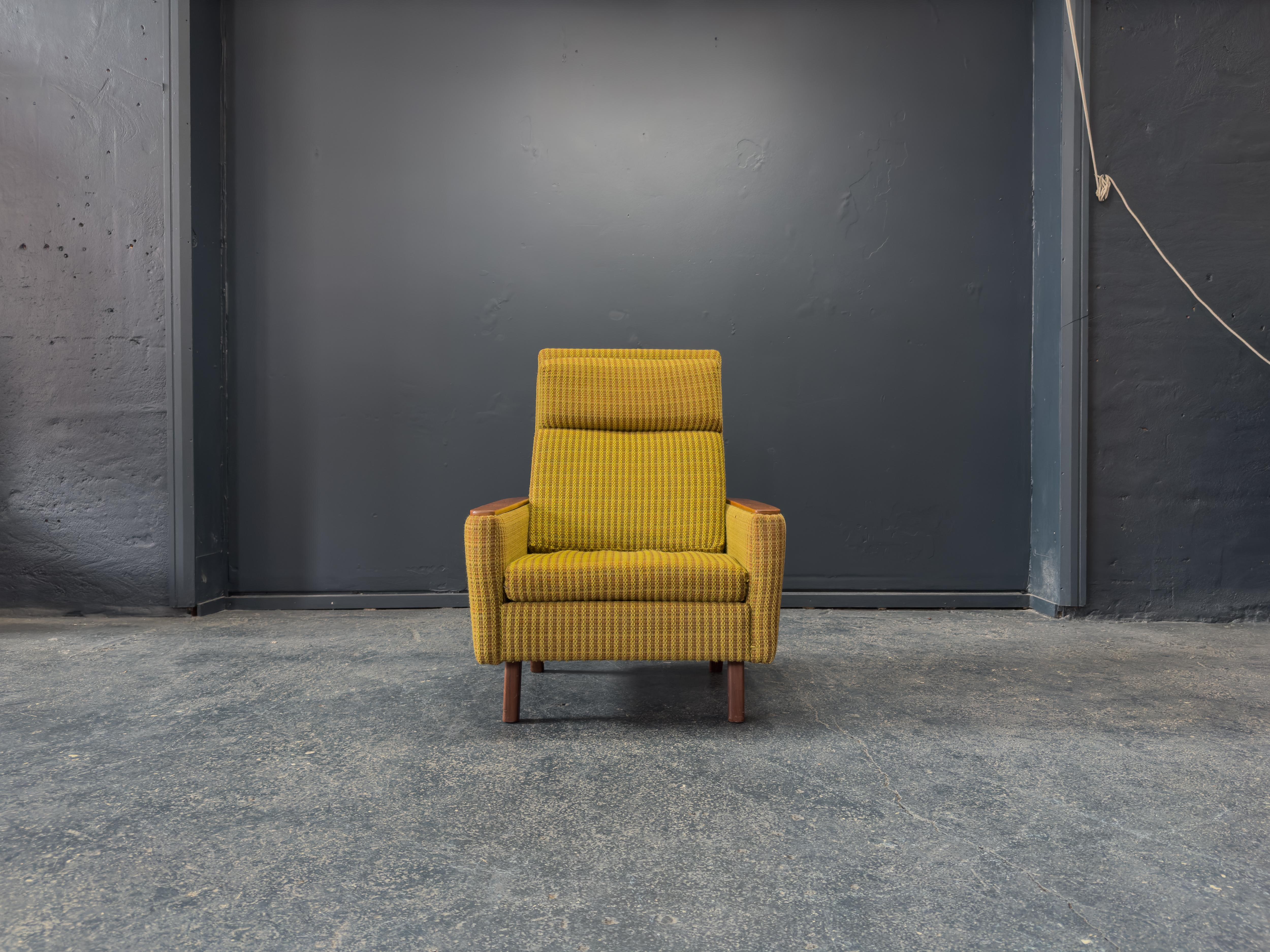 Ce fauteuil à dossier haut saisissant est défini par sa silhouette architecturale distinctive et ses détails raffinés du milieu du siècle. Le cadre audacieux et angulaire de la chaise lui confère une présence sculpturale, avec des épaules larges qui