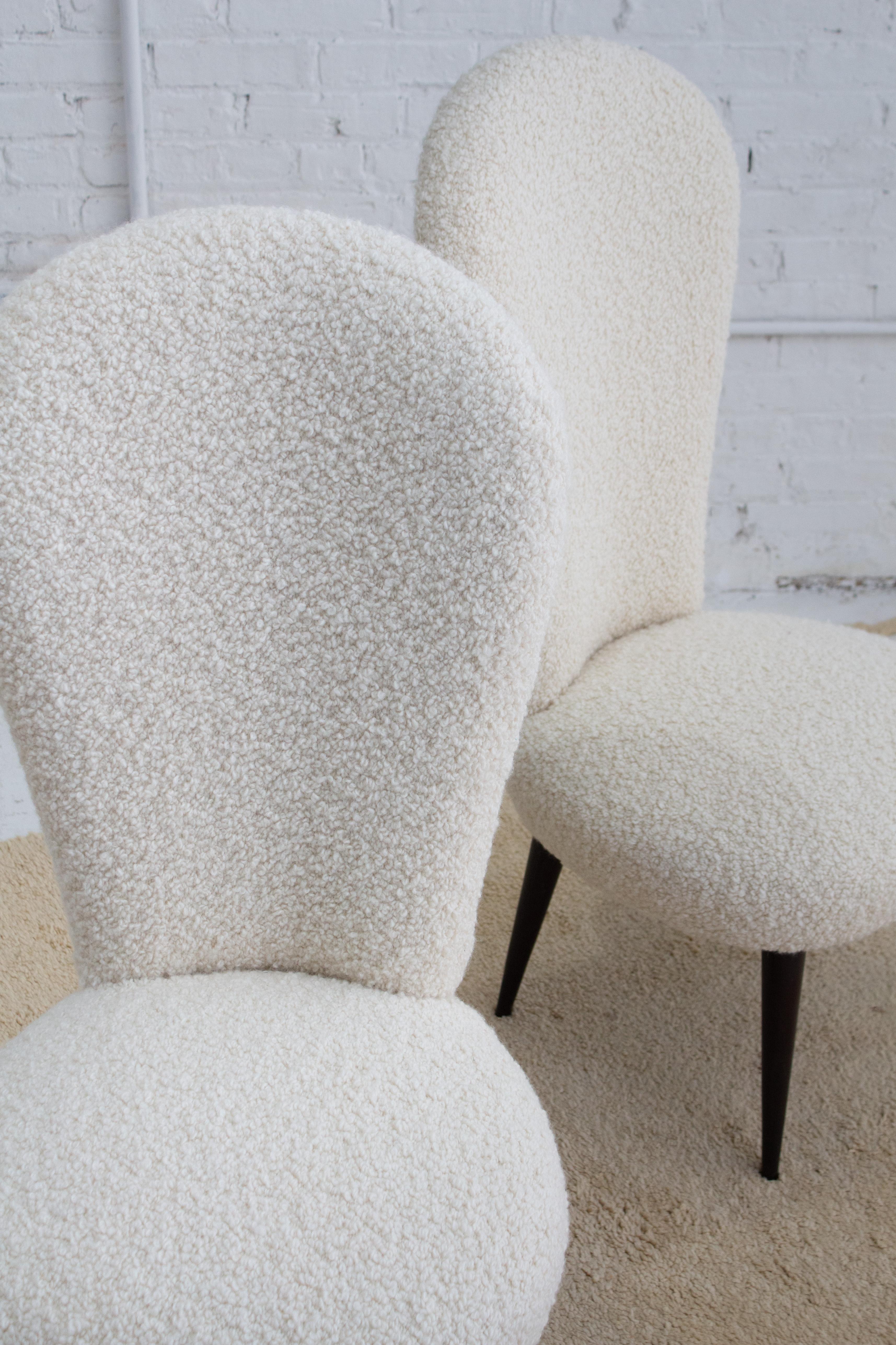 Italienische Stühle mit hoher Rückenlehne aus Bouclé in Creme - ein Paar im Angebot 7
