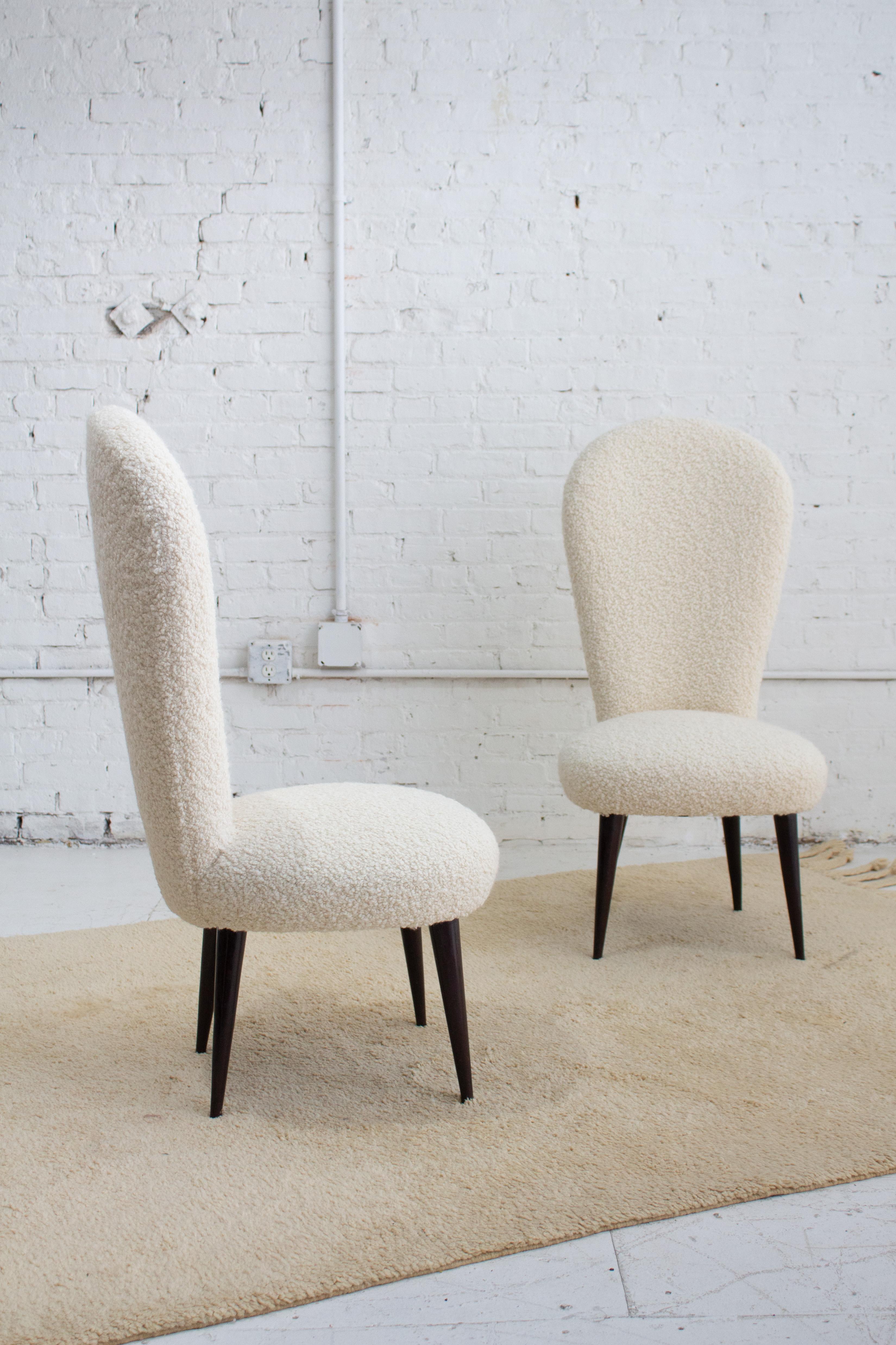 Italienische Stühle mit hoher Rückenlehne aus Bouclé in Creme - ein Paar im Zustand „Gut“ im Angebot in Brooklyn, NY