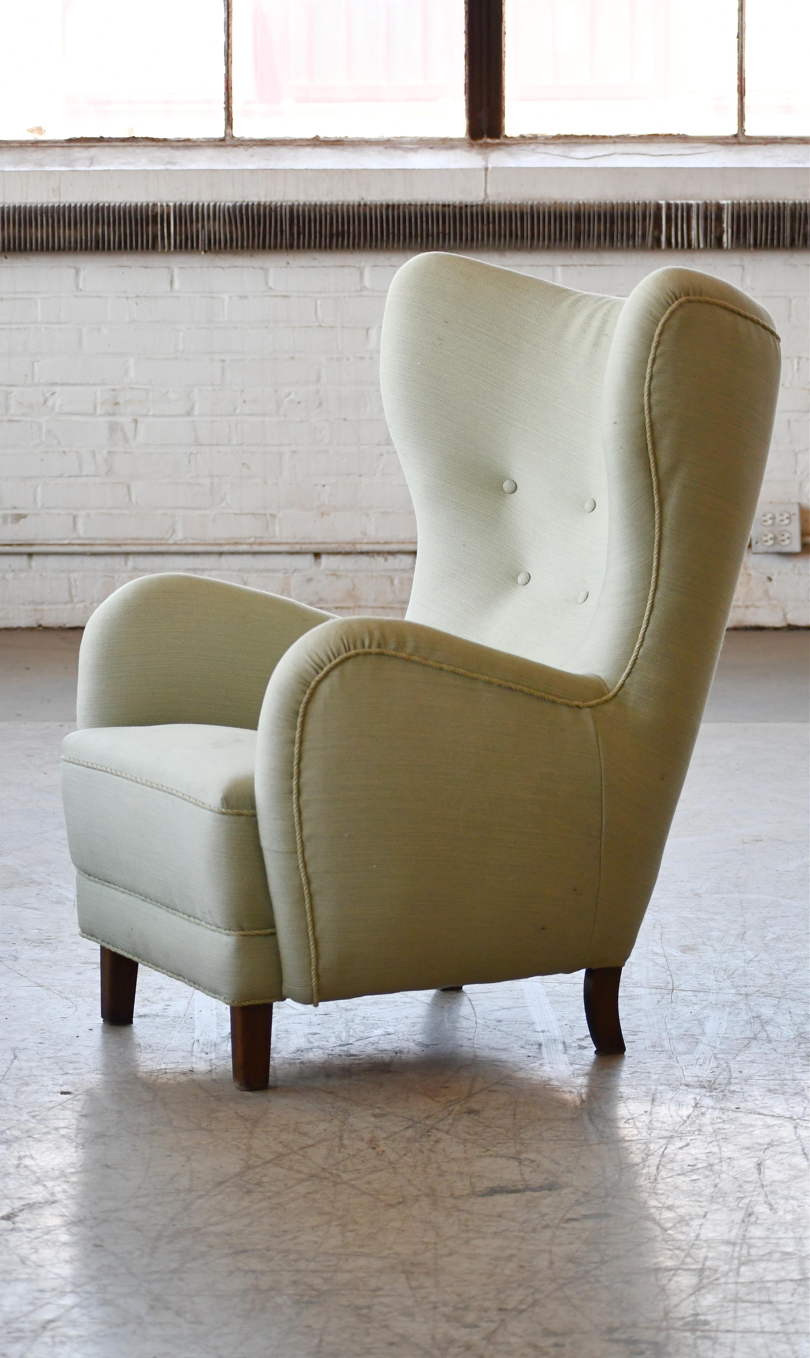 Schöne Flemming Lassen zugeschrieben hohe Rückenlehne Lounge-Stuhl gemacht, um 1940. Dieser ikonische Loungesessel ist wahrscheinlich einer der perfektesten Hochlehner, die je entworfen wurden. Mit seiner ultra-eleganten, sinnlichen Form und dem