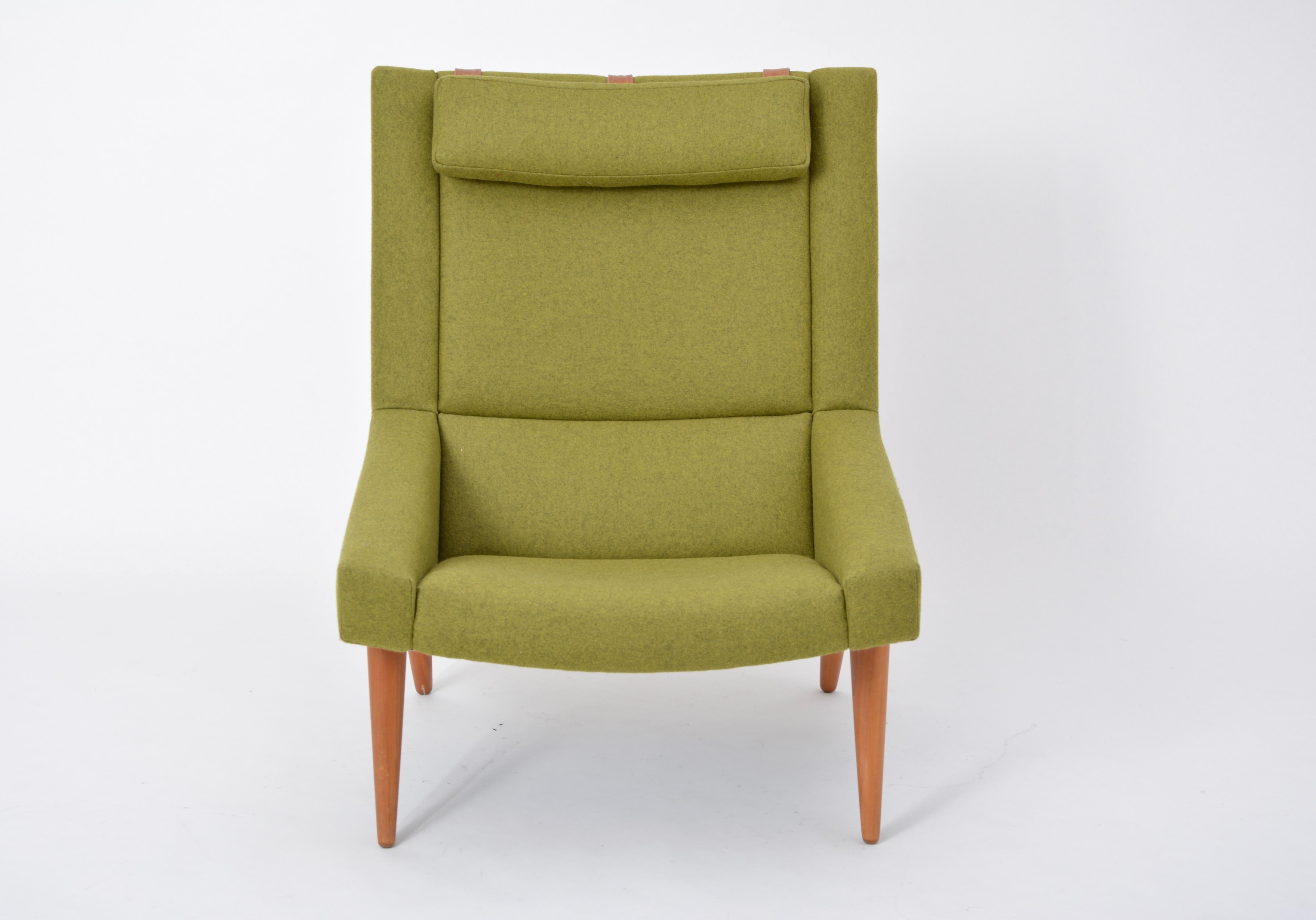 Dieser Loungesessel wurde in den 1960er Jahren von Illum Wikkelsø entworfen und von Soren Willadsen, Dänemark, hergestellt. Die kegelförmigen Beine sind aus massivem Teakholz gefertigt. Es wurde mit grüner Wolle neu gepolstert.