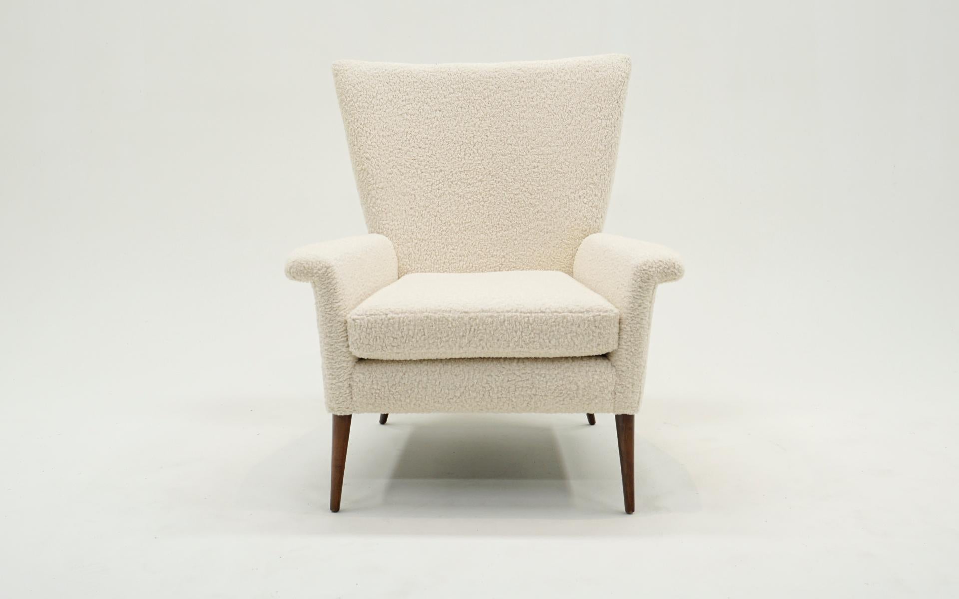 Chaise longue à haut dossier du groupe Paul McCobb Planner.  Restauré par des experts et tapissé en boucle blanc cassé HOLLY HUNT.  Belle et confortable.  