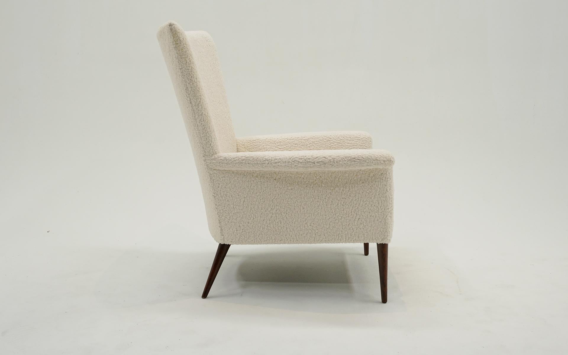 Chaise longue à dossier haut par Paul McCobb. Restauré par des experts en bouclier blanc cassé. Excellent état - En vente à Kansas City, MO