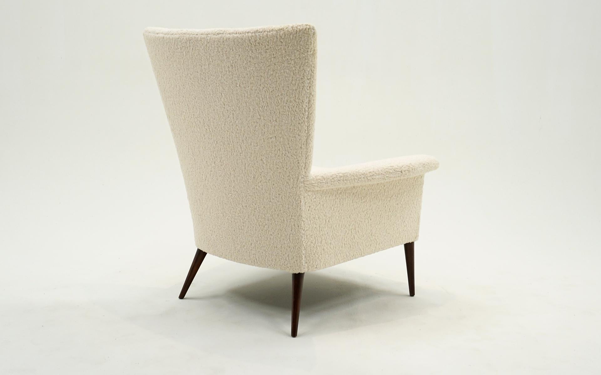 Milieu du XXe siècle Chaise longue à dossier haut par Paul McCobb. Restauré par des experts en bouclier blanc cassé. en vente