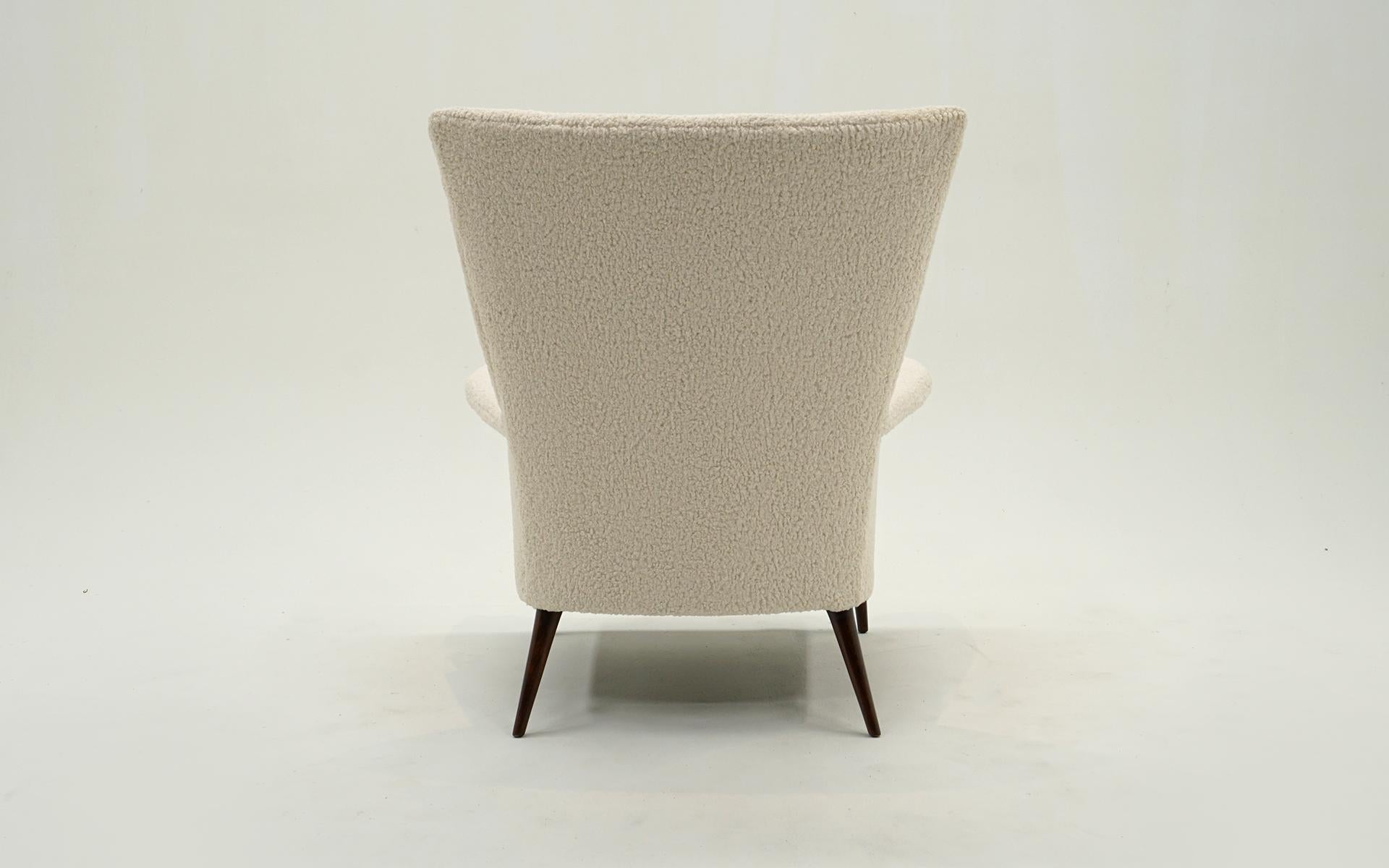 Tissu d'ameublement Chaise longue à dossier haut par Paul McCobb. Restauré par des experts en bouclier blanc cassé. en vente