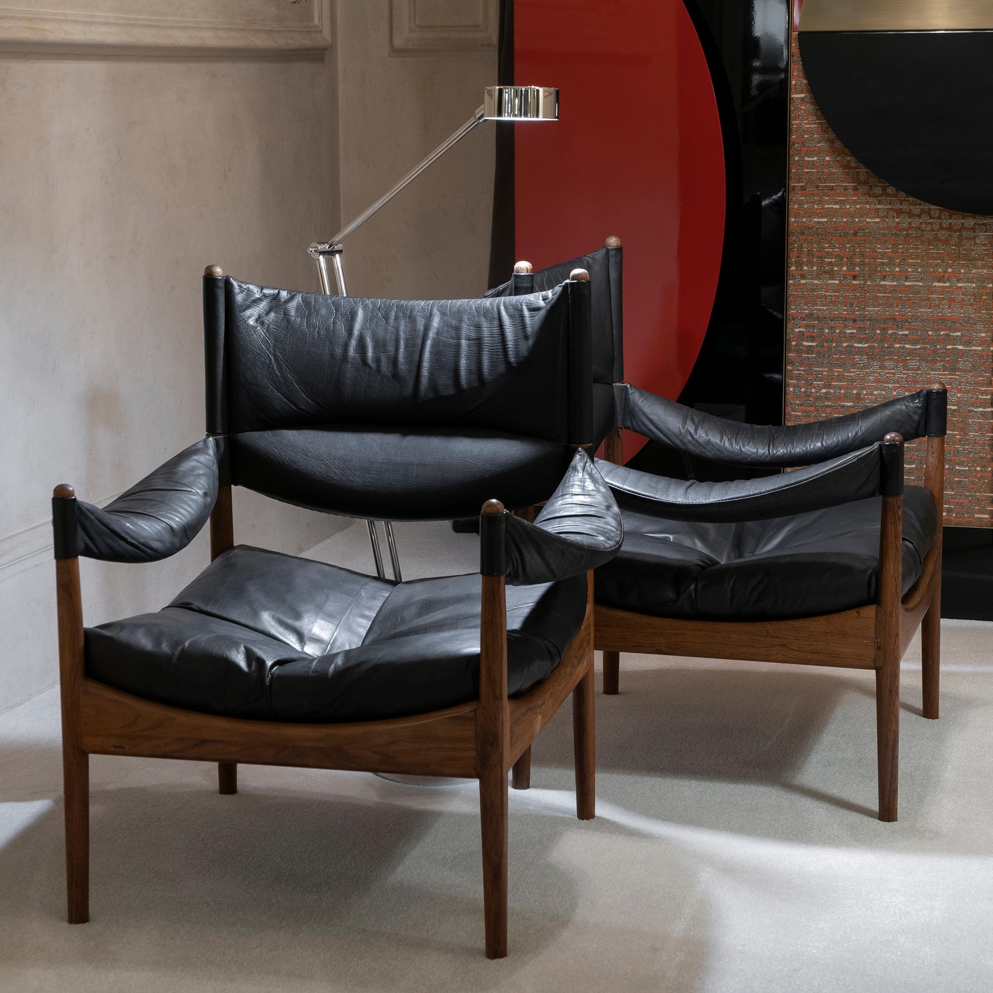 Pair of Scandinavian Mid-Century Modern lounge chairs model modus in oak and original patined black leather designed by Kristian Vedel, produced by Søren Willadsen møbelfabrik in Denmark, perfect condition and vintage patina.