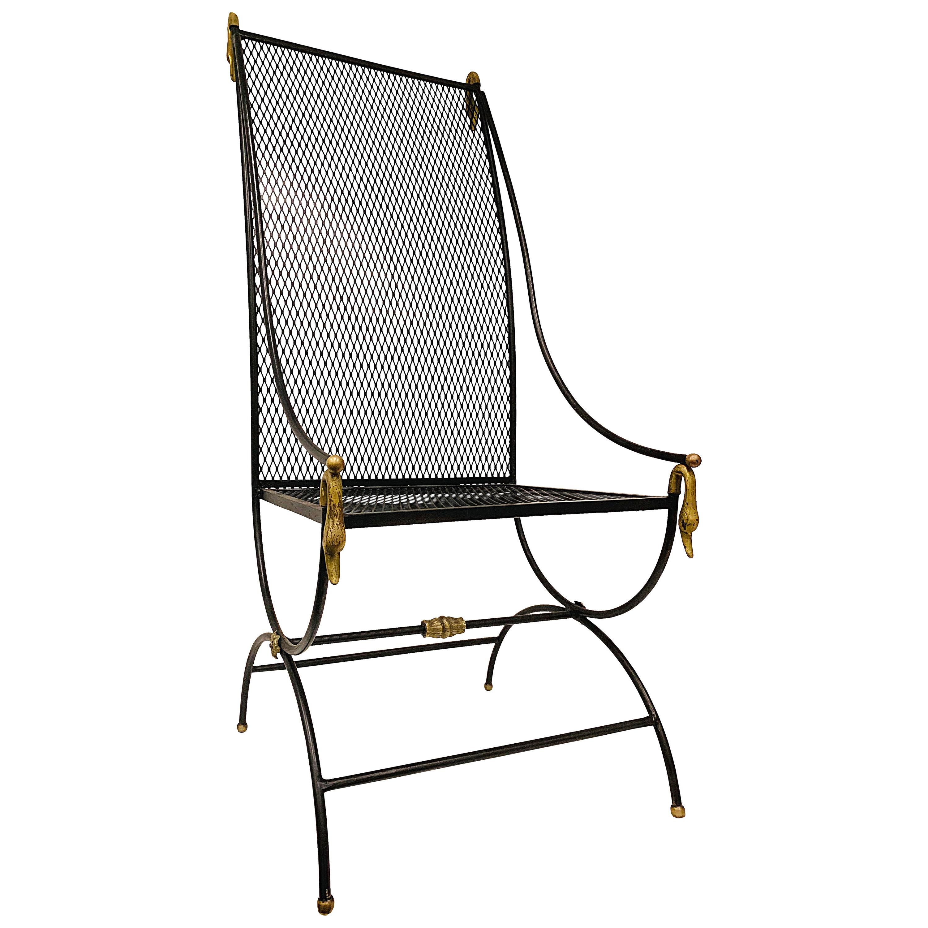 Chaise à haut dossier en métal avec détails en forme de cygne