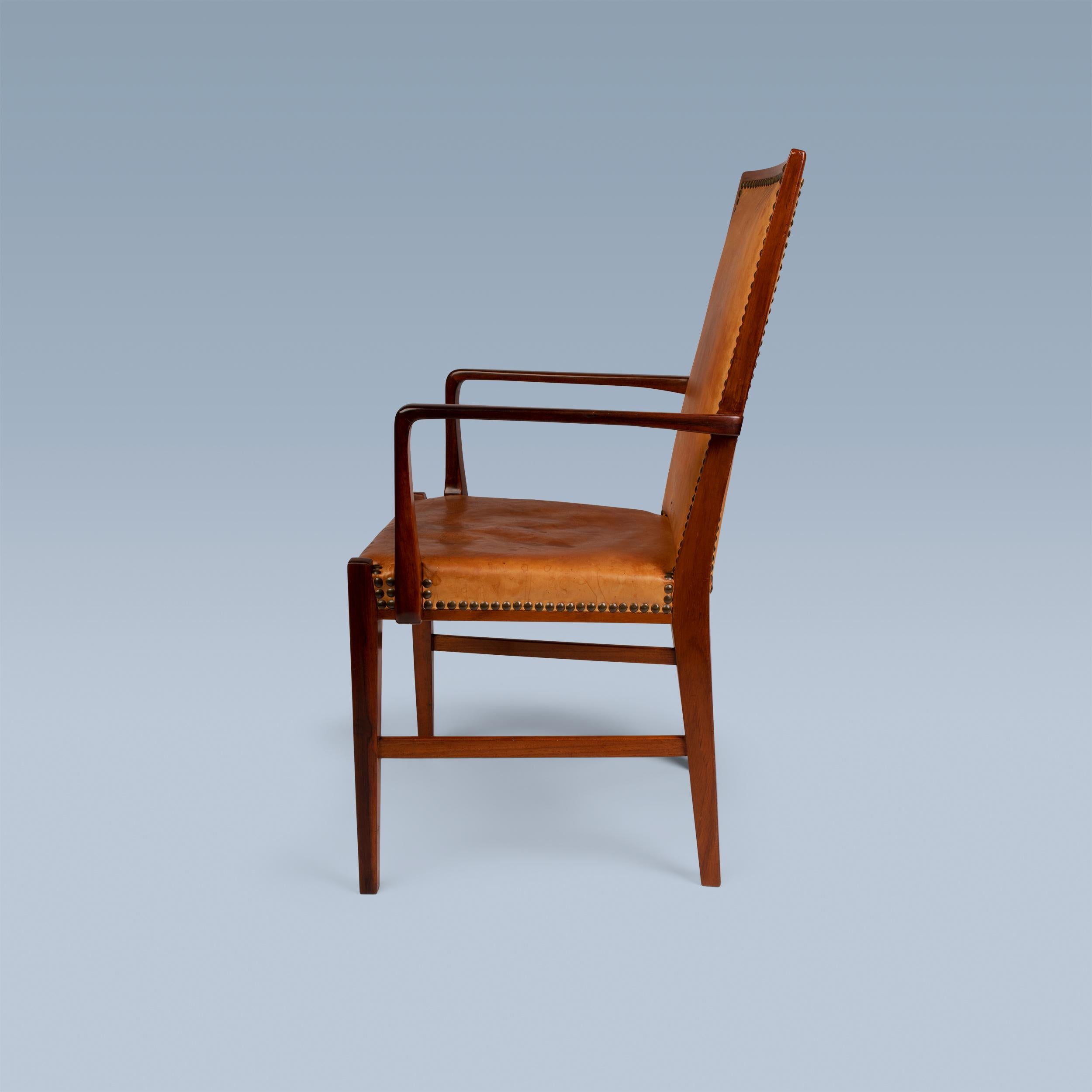 Sessel aus Nussbaumholz mit hoher Rückenlehne und Ledersitz und Rückenlehne des dänischen Tischlers (Skandinavische Moderne) im Angebot