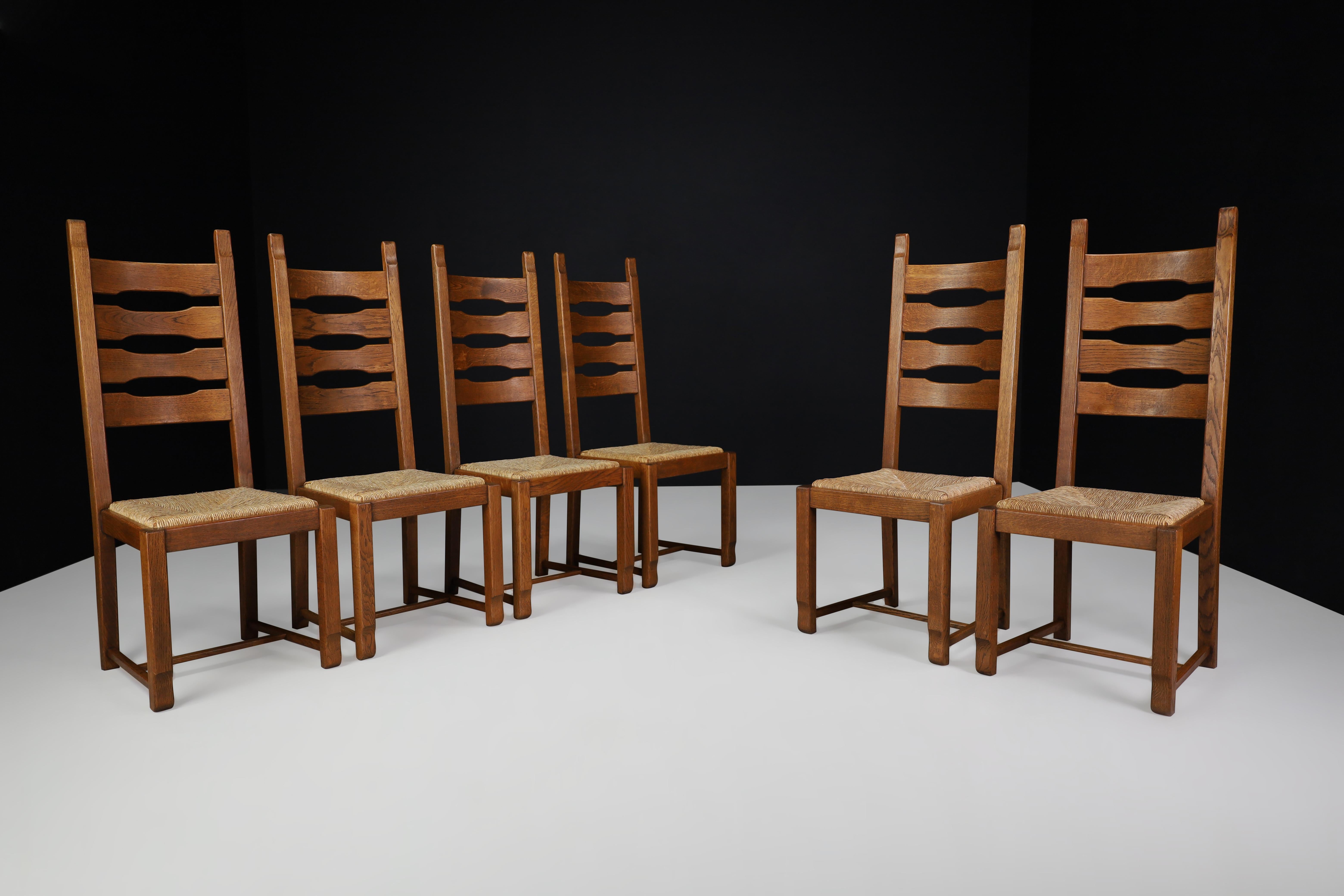 Sedie da pranzo con schienale alto in Oak e giunco, Francia, anni '60 

Set di sei sedie da pranzo con schienale alto in Oak e giunco, Francia, anni '60. Queste sedie sono realizzate interamente in legno di quercia e giunco. Sono in ottime