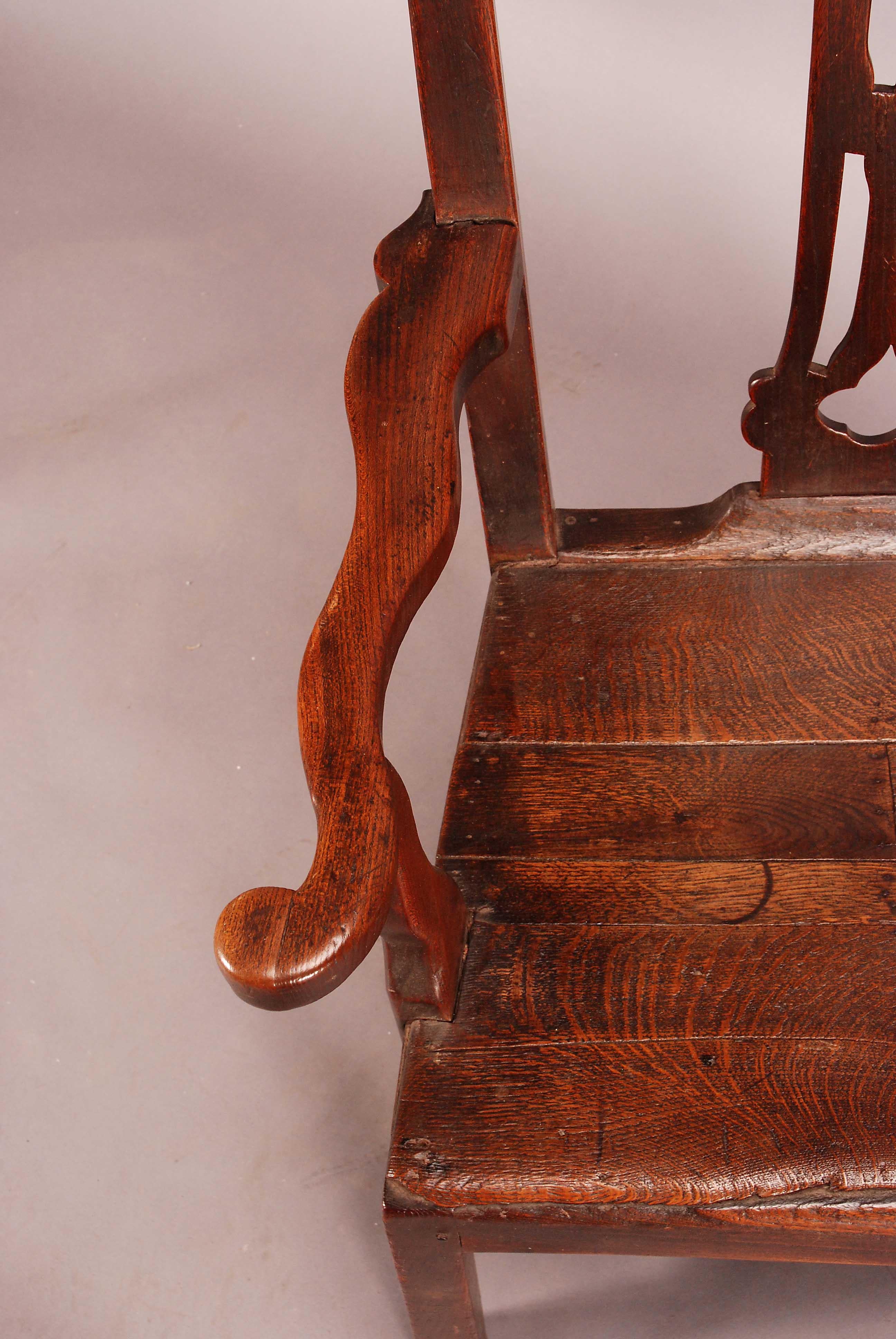 Country Chaise à dossier haut en Oak Oak avec accoudoirs ondulés en vente