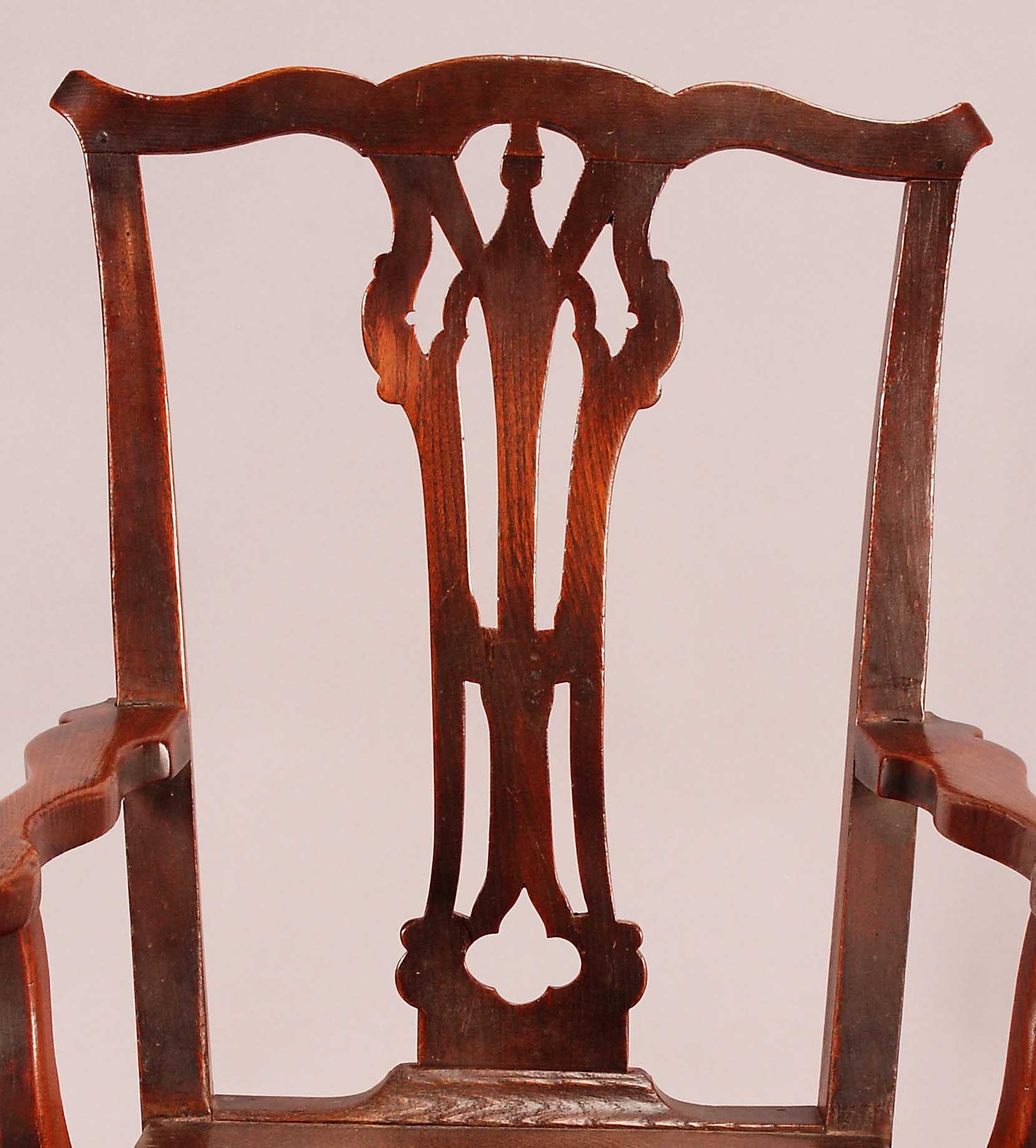 Anglais Chaise à dossier haut en Oak Oak avec accoudoirs ondulés en vente