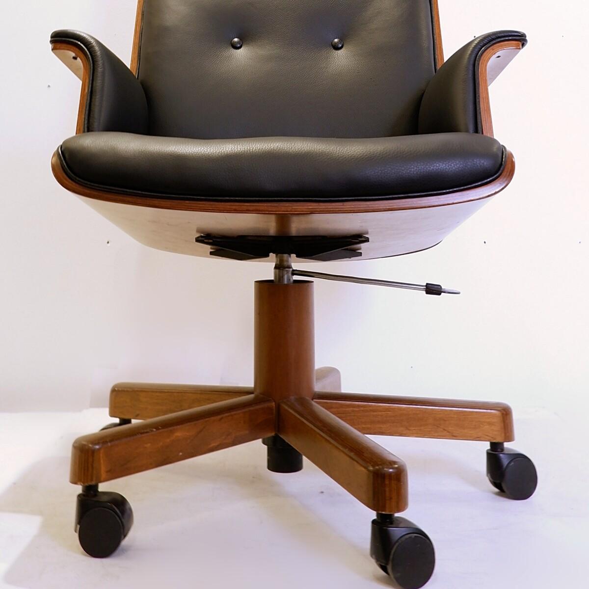 High back office chair In Good Condition In Brussels , BE