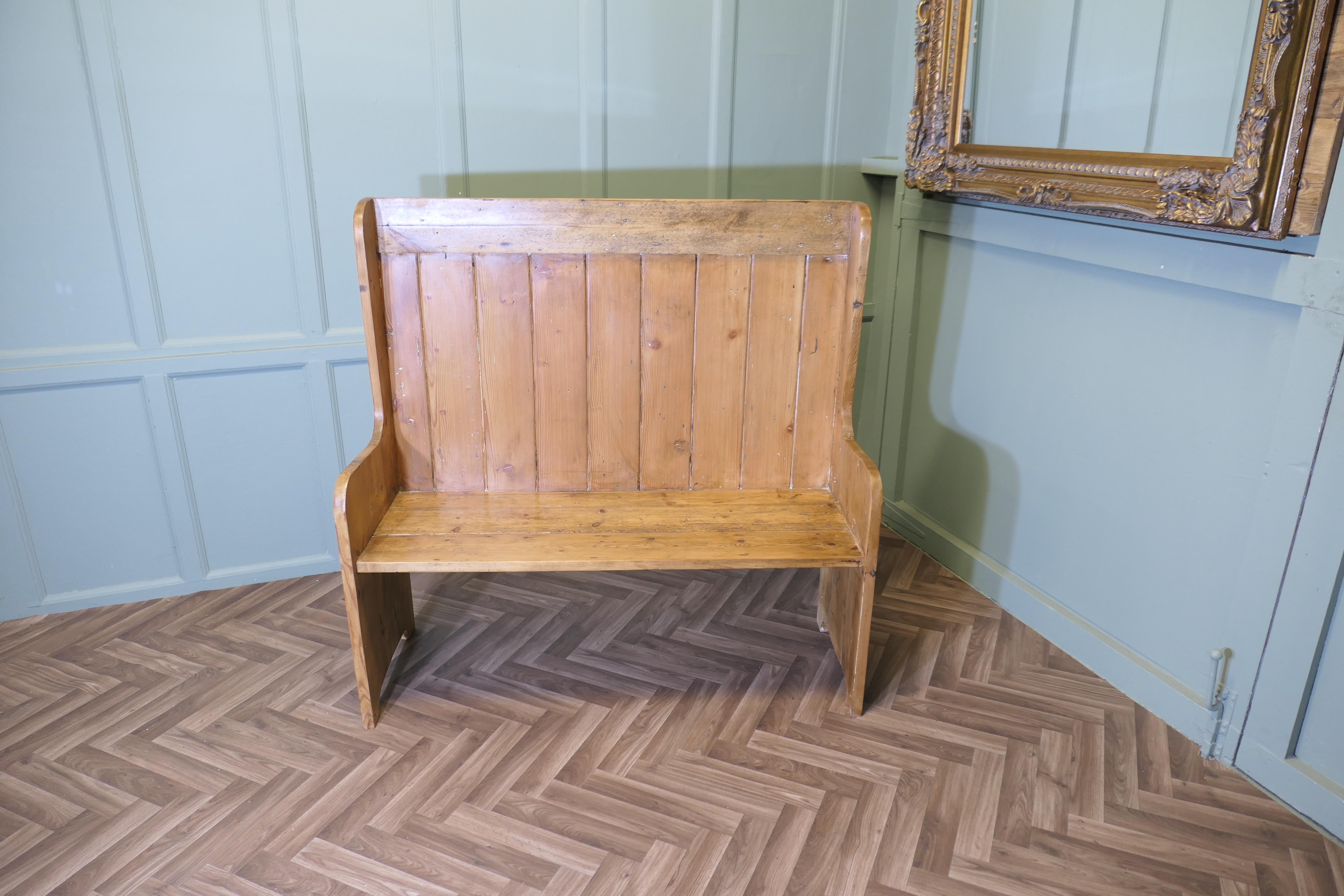 High Back Pine Settle, Fireside Pub Bench Bon état - En vente à Godshill, Isle of Wight