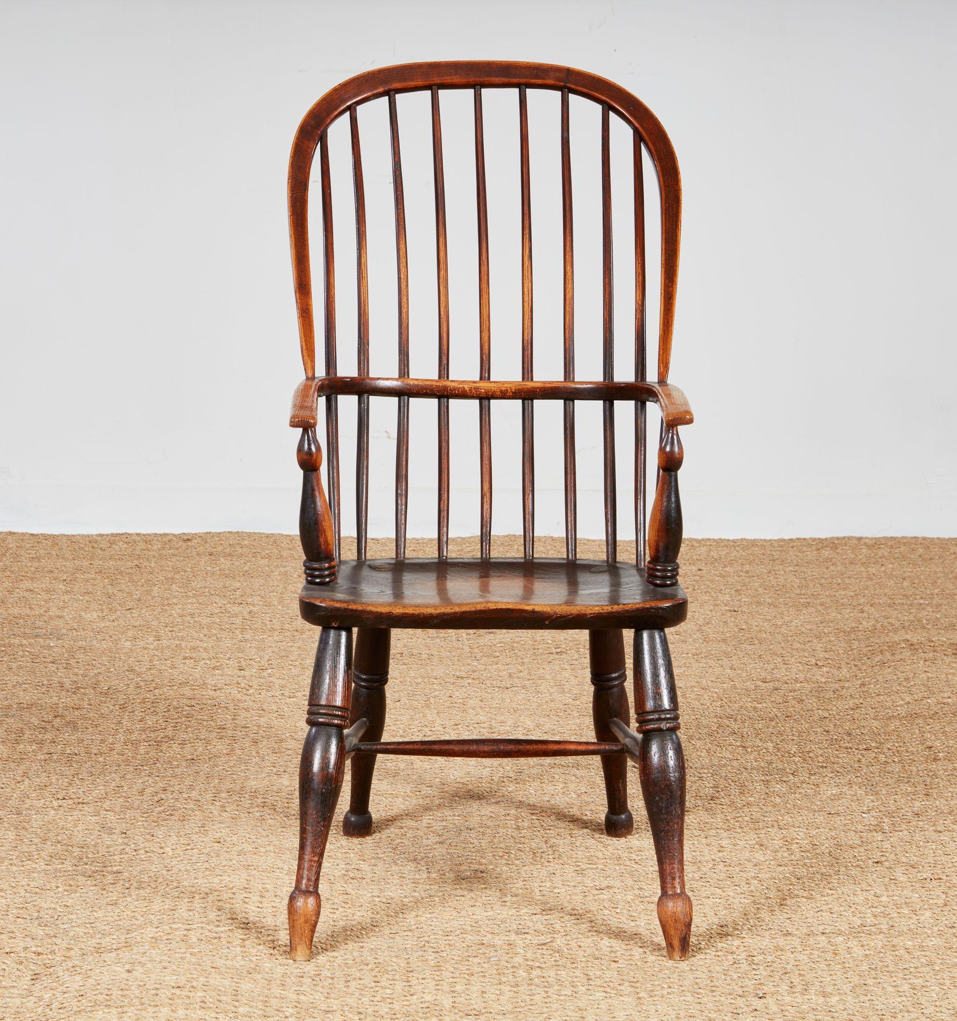 Poltrona Windsor di grande effetto in legno di tasso e quercia, con schienale alto e confortevole e un'ampia spalliera a cerchio sopra una seduta sellata su quattro gambe tornite che terminano con piedi a bulbo, le gambe sono unite da una traversa