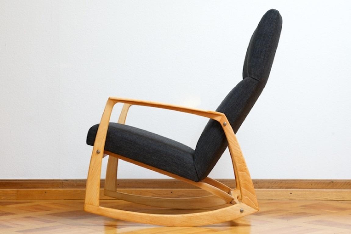 Completely restored: High-back Rocker rocking chair by Hans Wegner, 1960s, solid wood frame in an elegant design, new upholstery, new cover in anthracite-colored fabric with stain protection, wonderfully comfortable

Dimensions in cm:
Length