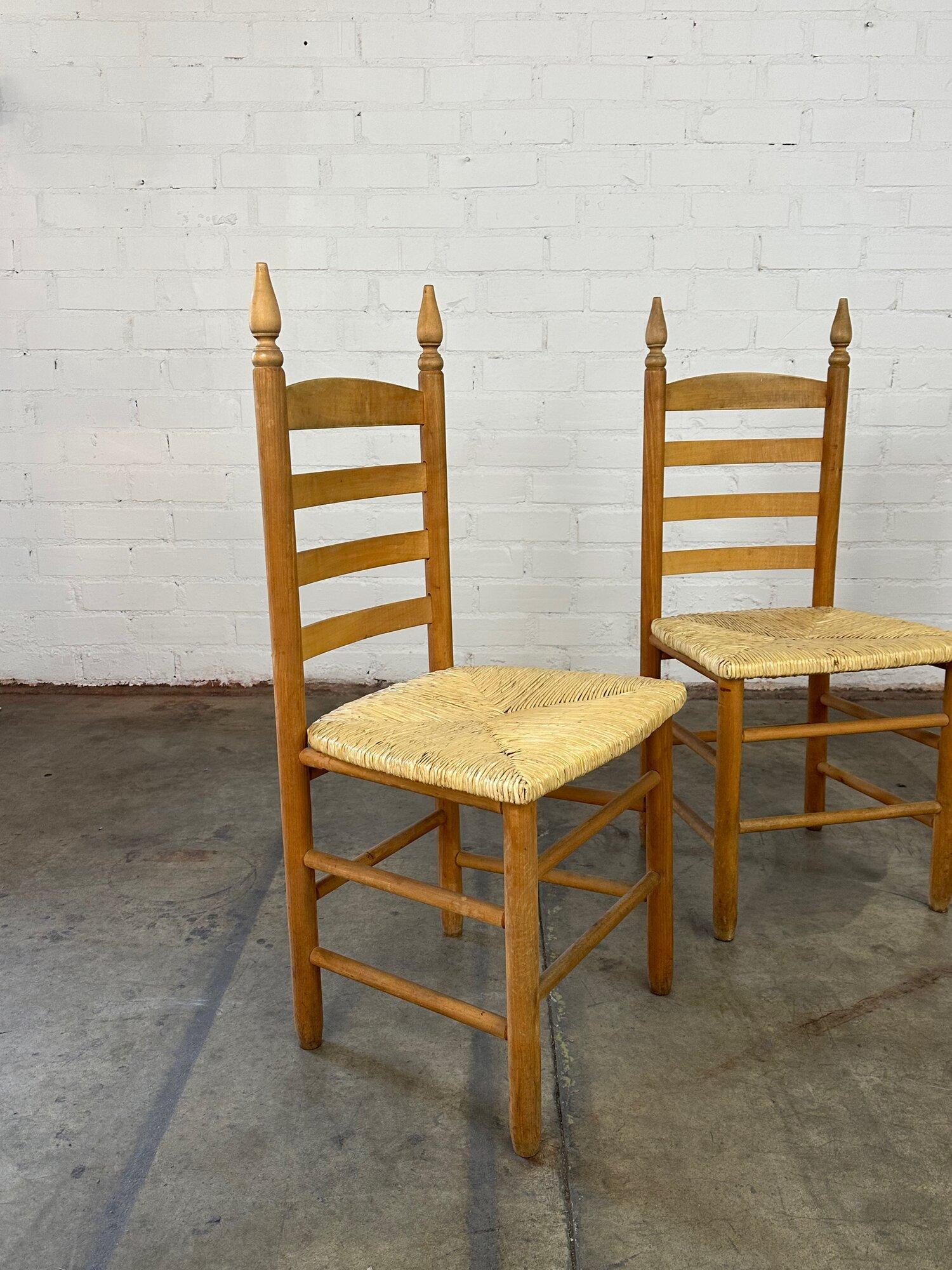 Measures: W19 D17 H41 SW19 SD16.5 SH18

Vintage rush weave dining chairs in original condition. Chairs show well overall with very minor wear such as small scratches. Chairs are structurally sound and sturdy. Price is for the set of four chairs.