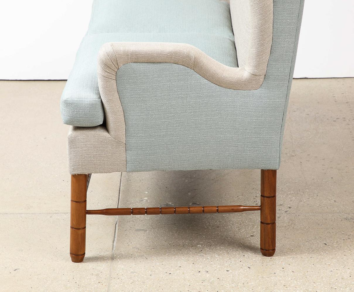 Nussbaum, Stoff. Maßgeschneidertes Sofa für einen privaten Auftrag, hergestellt von ABV. Dieses Beispiel stammt aus dem Jahr 1949, obwohl das Design selbst aus dem Jahr 1943 stammt.