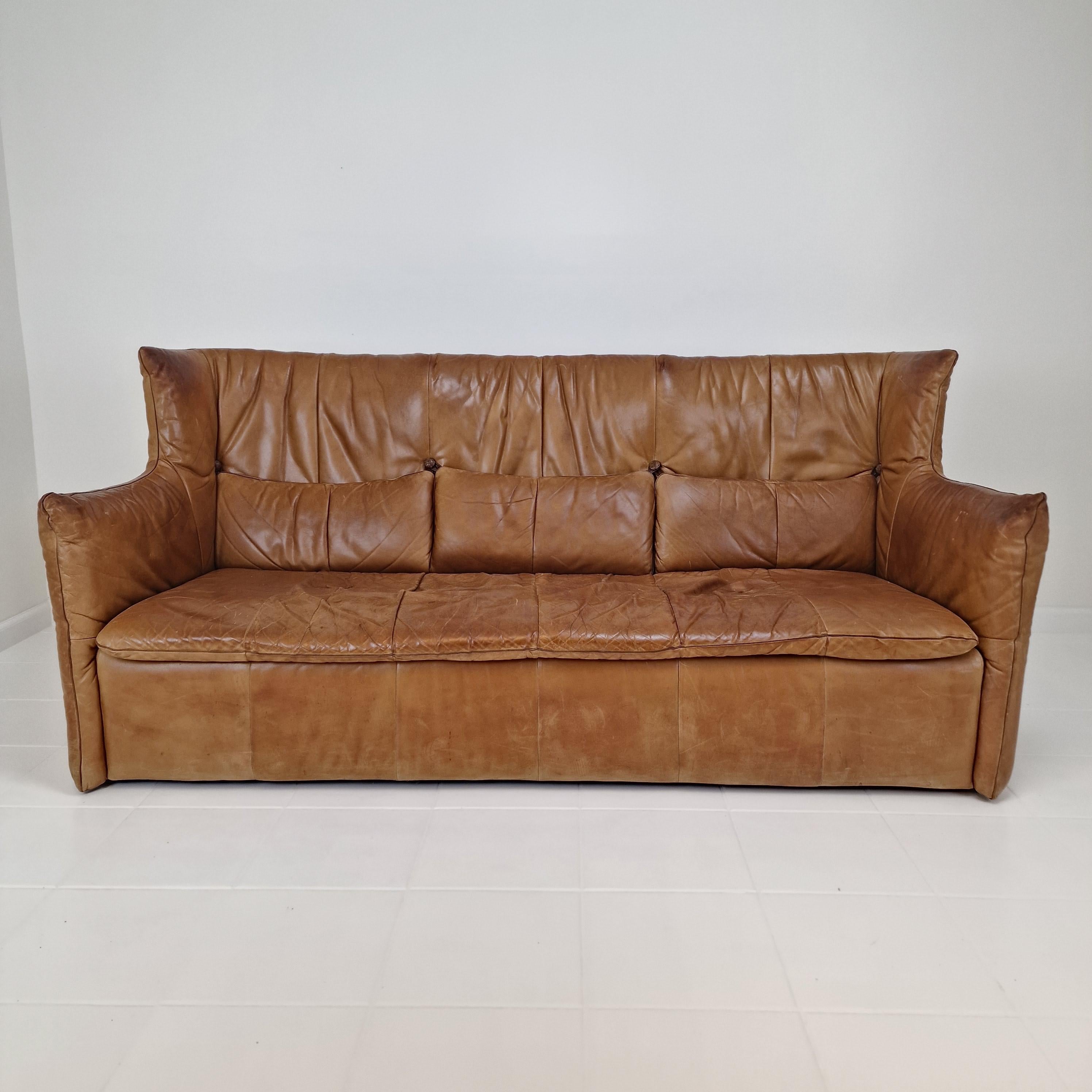 Ein atemberaubendes 3-Sitzer-Sofa mit hoher Rückenlehne von Gerard Van Den Berg für Montis. 
Dieses wunderschöne Sofa wurde in den 80er Jahren hergestellt.

Es ist ein zeitloses Möbelstück, das Luxus und Komfort vereint. 
Das aus weichem Anilinleder