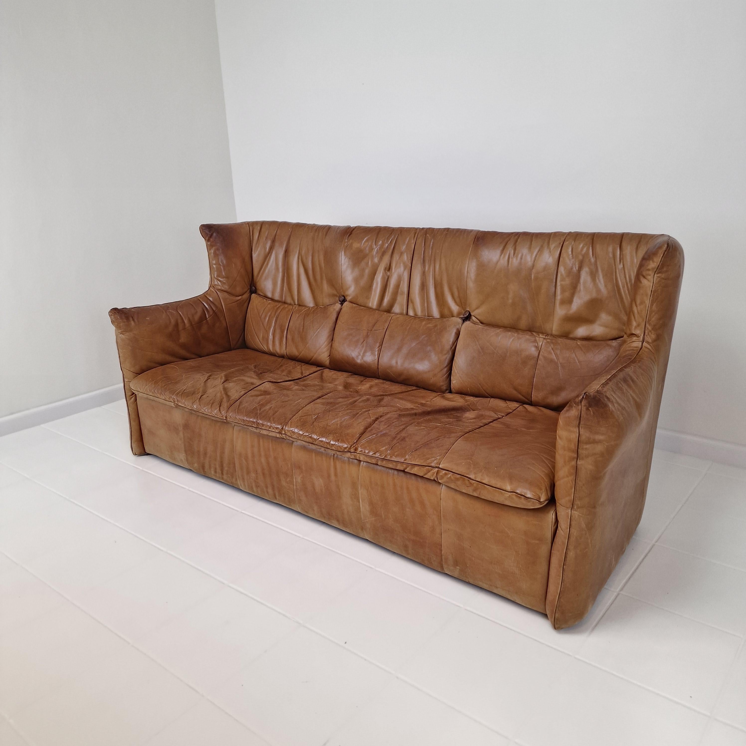 Sofa mit hoher Rückenlehne von Gerard van den Berg für Montis aus cognacfarbenem Leder, 1980er Jahre (Moderne) im Angebot