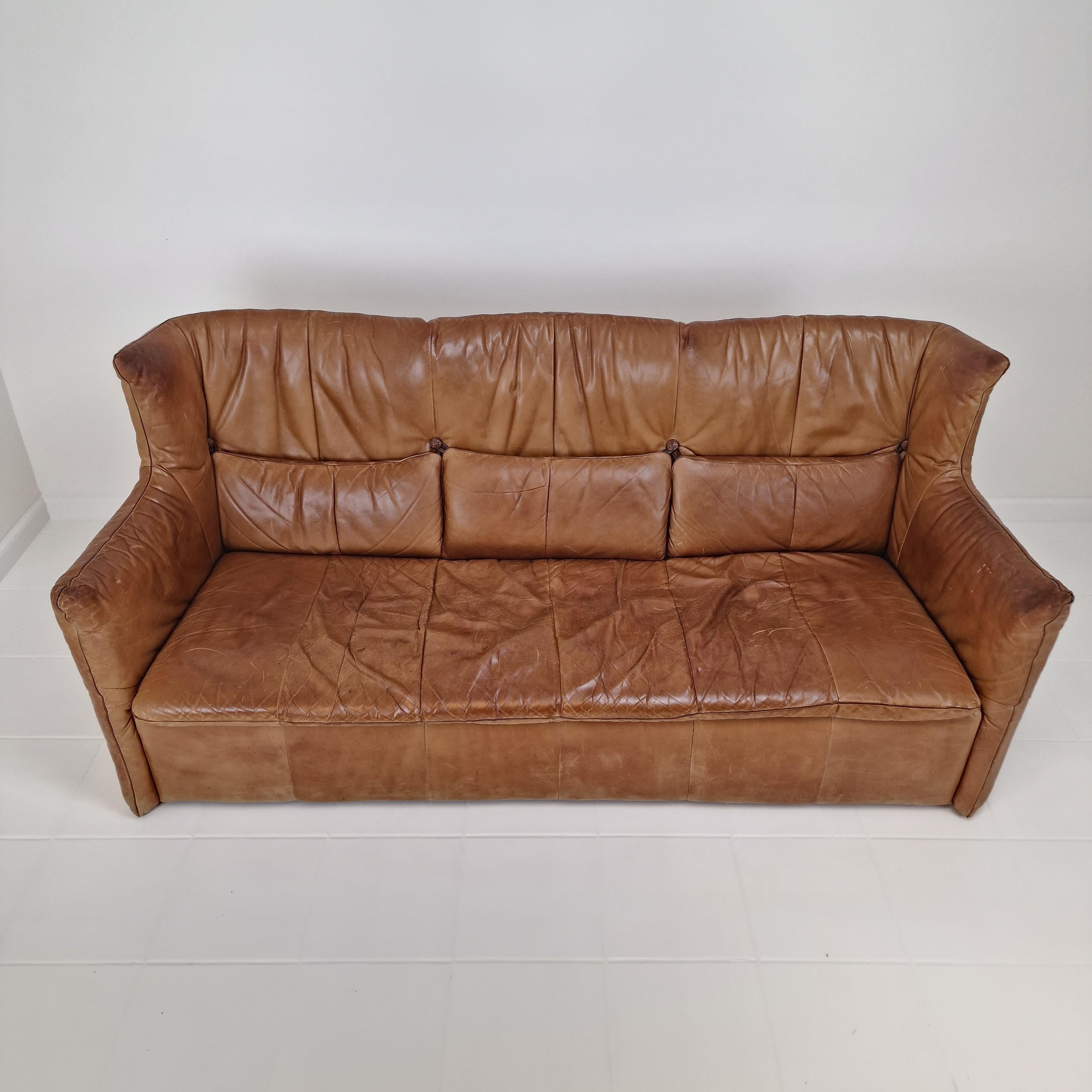Sofa mit hoher Rückenlehne von Gerard van den Berg für Montis aus cognacfarbenem Leder, 1980er Jahre (Niederländisch) im Angebot