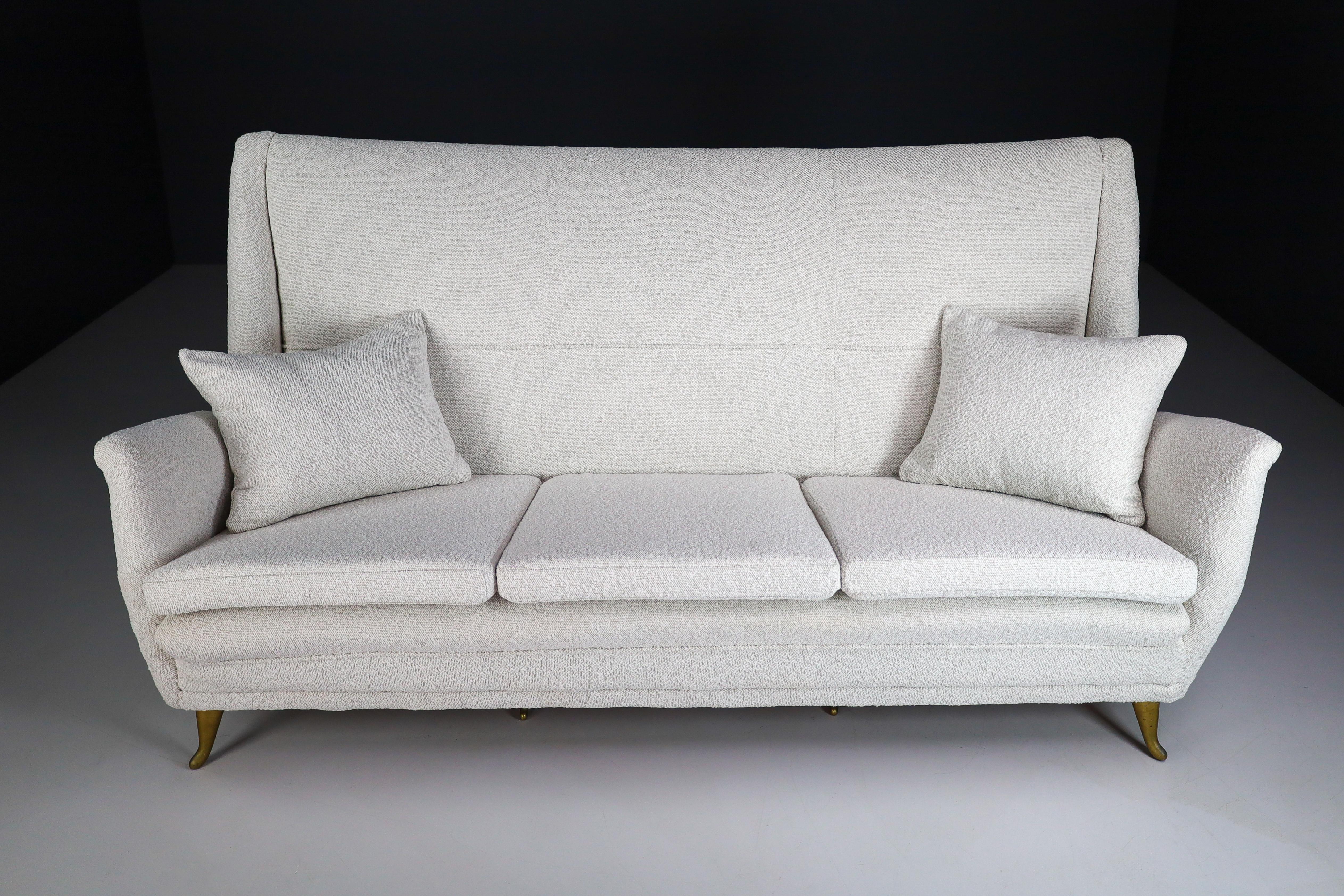 Elegantes Sofa mit drei Sitzen und hoher Rückenlehne, neu gepolstert mit neuem Bouclé-Stoff, entworfen von Gio Ponti und hergestellt von der Firma ISA in Bergamo, Italien in den 1950er Jahren. ISA Bergamo war in den späten 1940er und 1950er Jahren