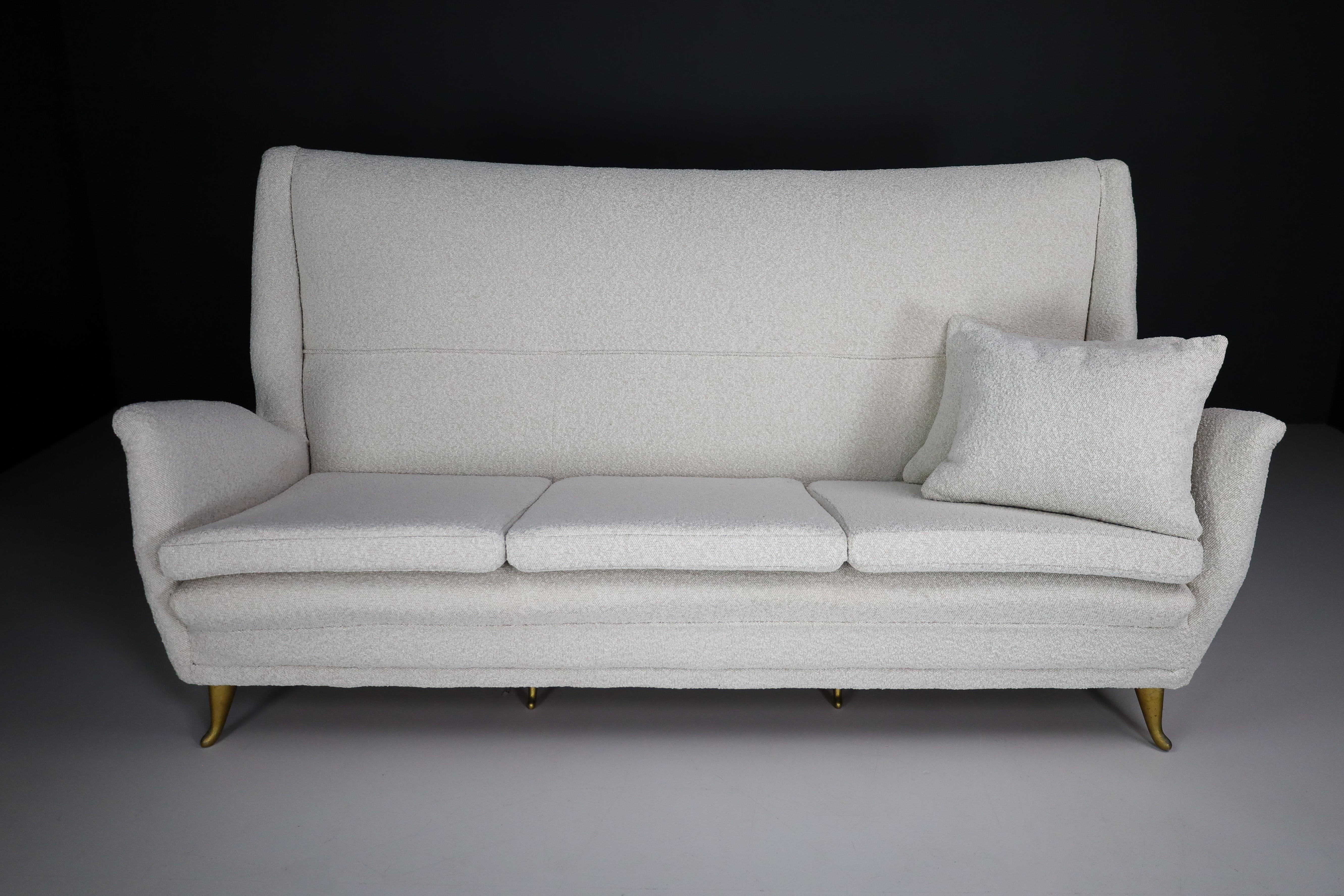 Sofa mit hoher Rückenlehne von Gio Ponti für ISA Bergamo in Boucl-Stoffpolsterung, 1950er Jahre im Zustand „Gut“ im Angebot in Almelo, NL