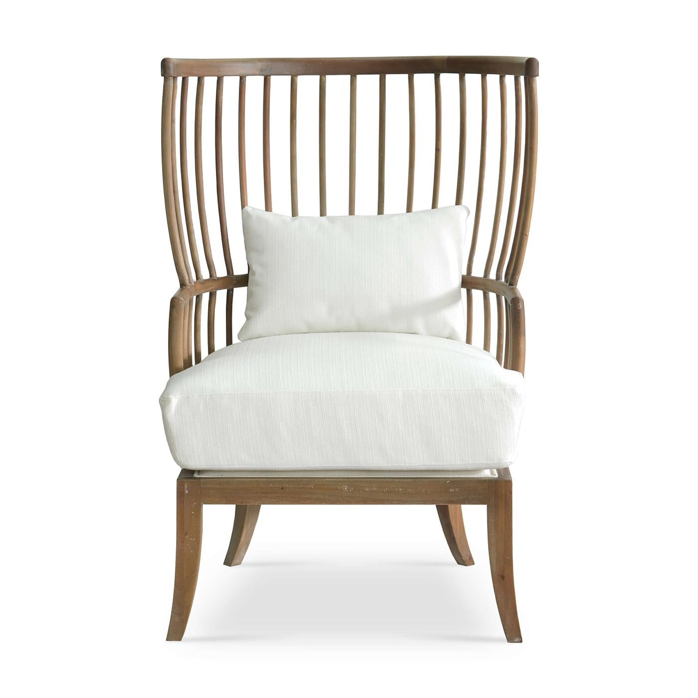 Una sorprendente mezcla de artesanía tradicional y confort moderno. Este elegante sillón cuenta con un distintivo respaldo alto de husillo fabricado en madera maciza, que proporciona tanto durabilidad como una estética sofisticada. El marco, con un