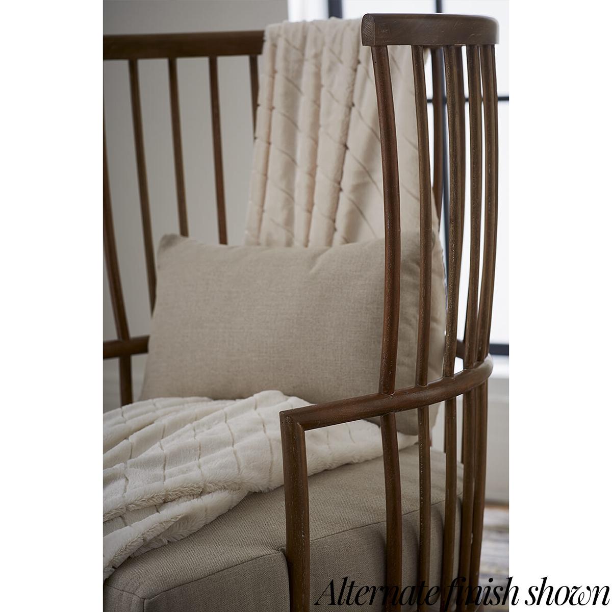 Sillón con respaldo alto de husillo en Nuevo estado para la venta en Westwood, NJ