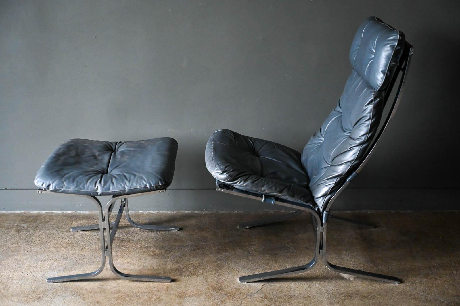 Chaise de sieste en cuir gris avec structure en acier, vers 1970.  Magnifique fauteuil de salon à haut dossier en cuir gris avec cadre en acier et ottoman assorti.  Beau cuir en bon état avec un lourd cadre en acier chromé.  État général 8/10.