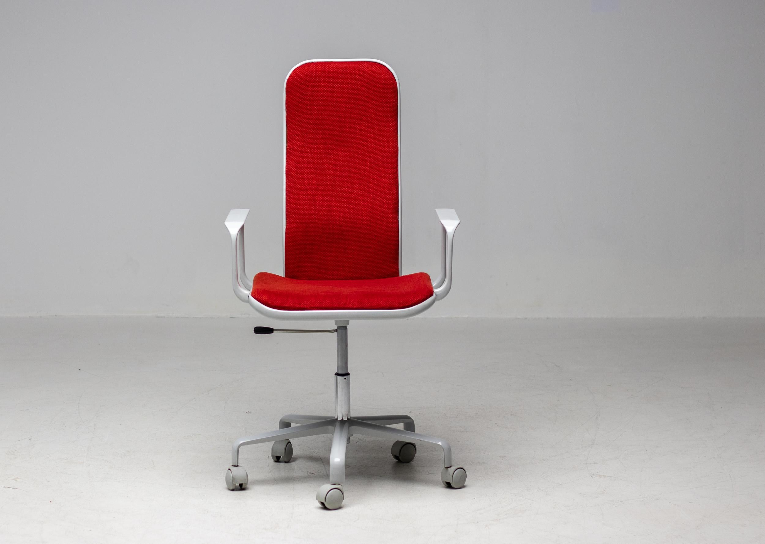 The high back Supporto desk chair, winner of many awards. In 1991 the International Federation of Architects voted the Supporto chair 