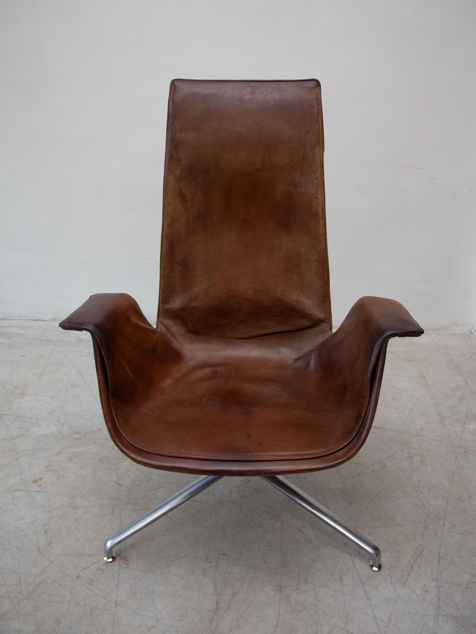 A timeless sculpture of modernity, chocolate brown leather beautiful FK 6725 lounge chair designed in 1964, the model received a federal award for good form. As a meeting lounge chair, designed by Preben Fabricius and Jörgen Kastholm, the models