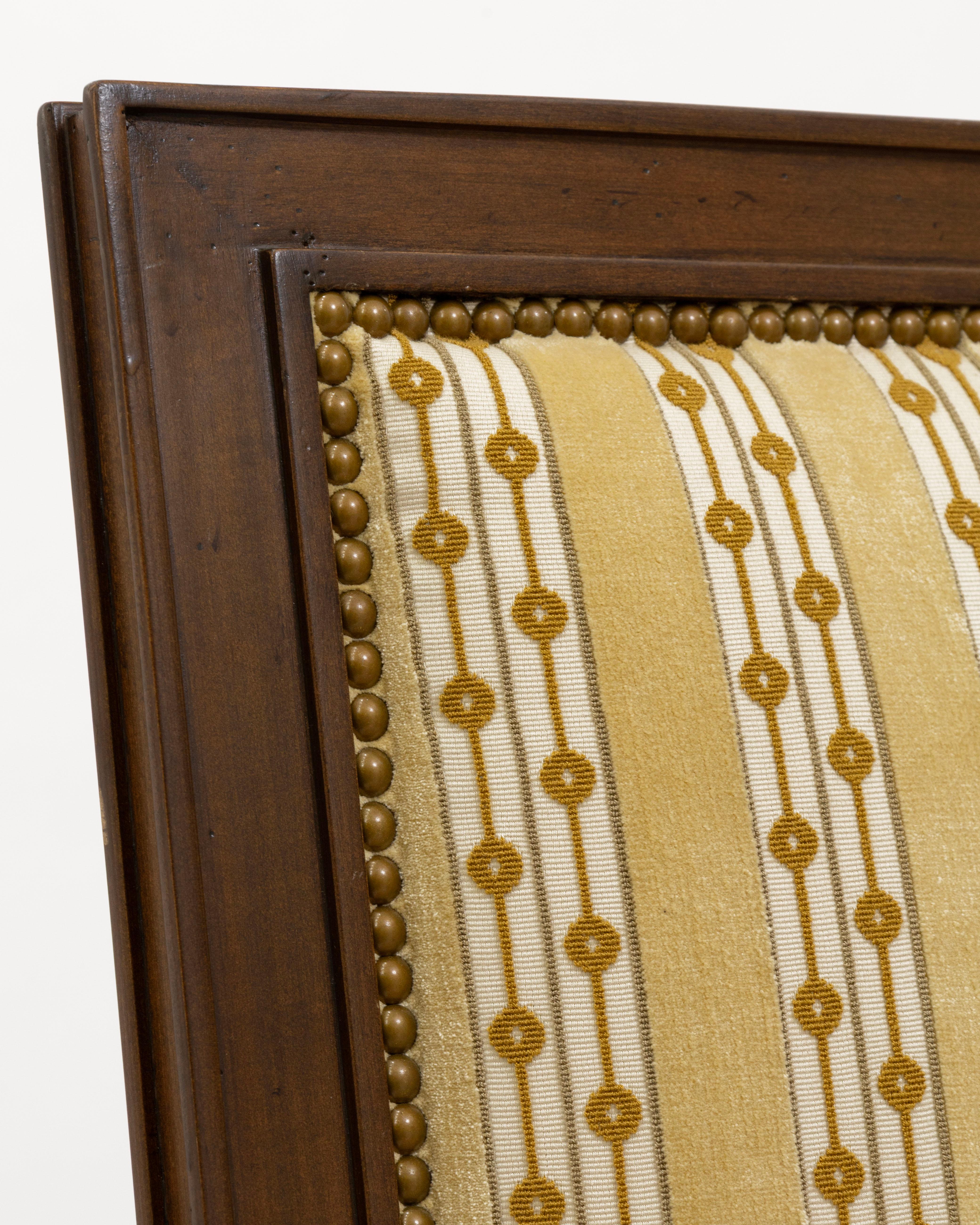 High Back Upholstered Baker Style Accent Slipper Chair (20. Jahrhundert) im Angebot