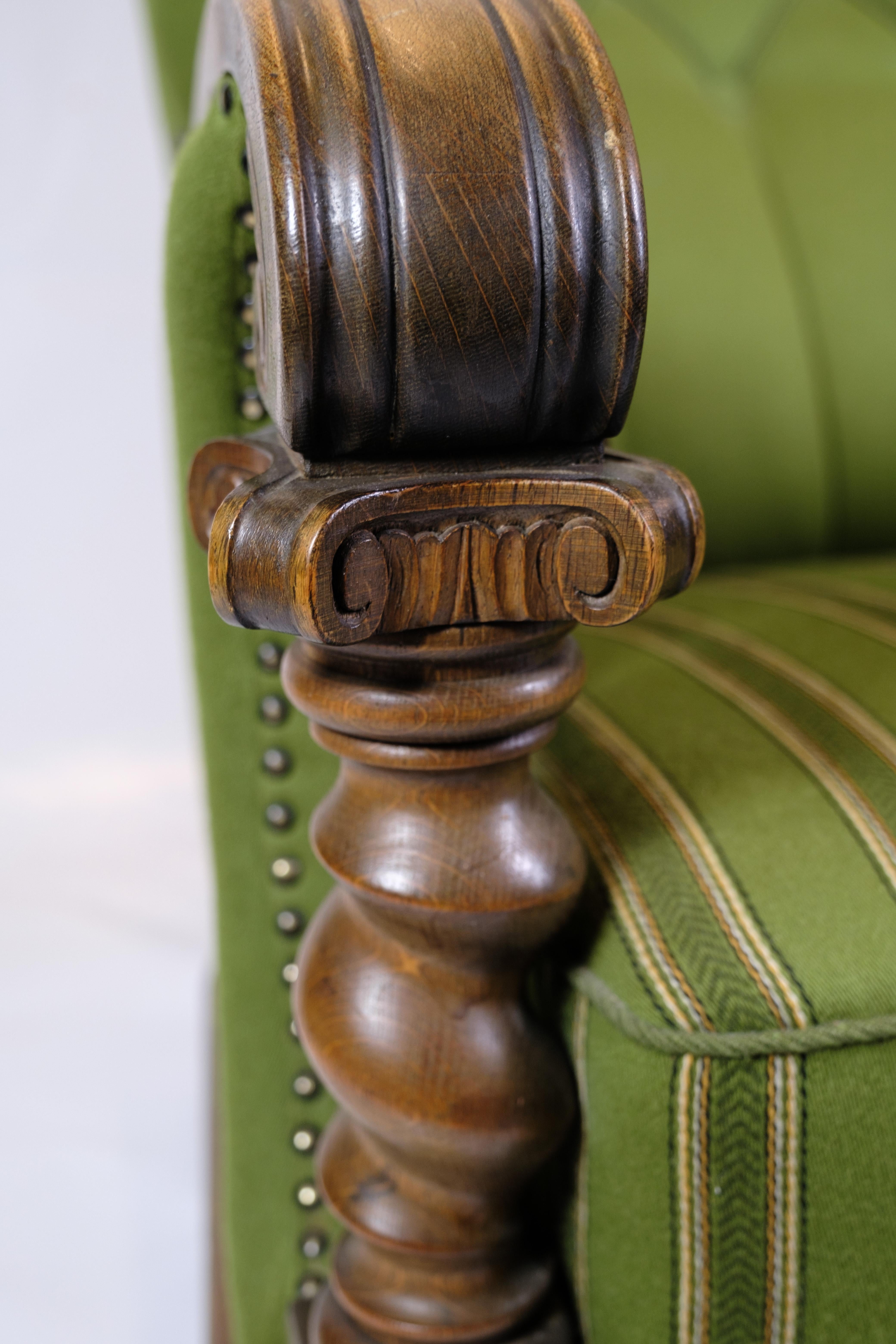 Fauteuil à haut dossier en tissu vert avec sculptures en bois des années 1920 en vente 3