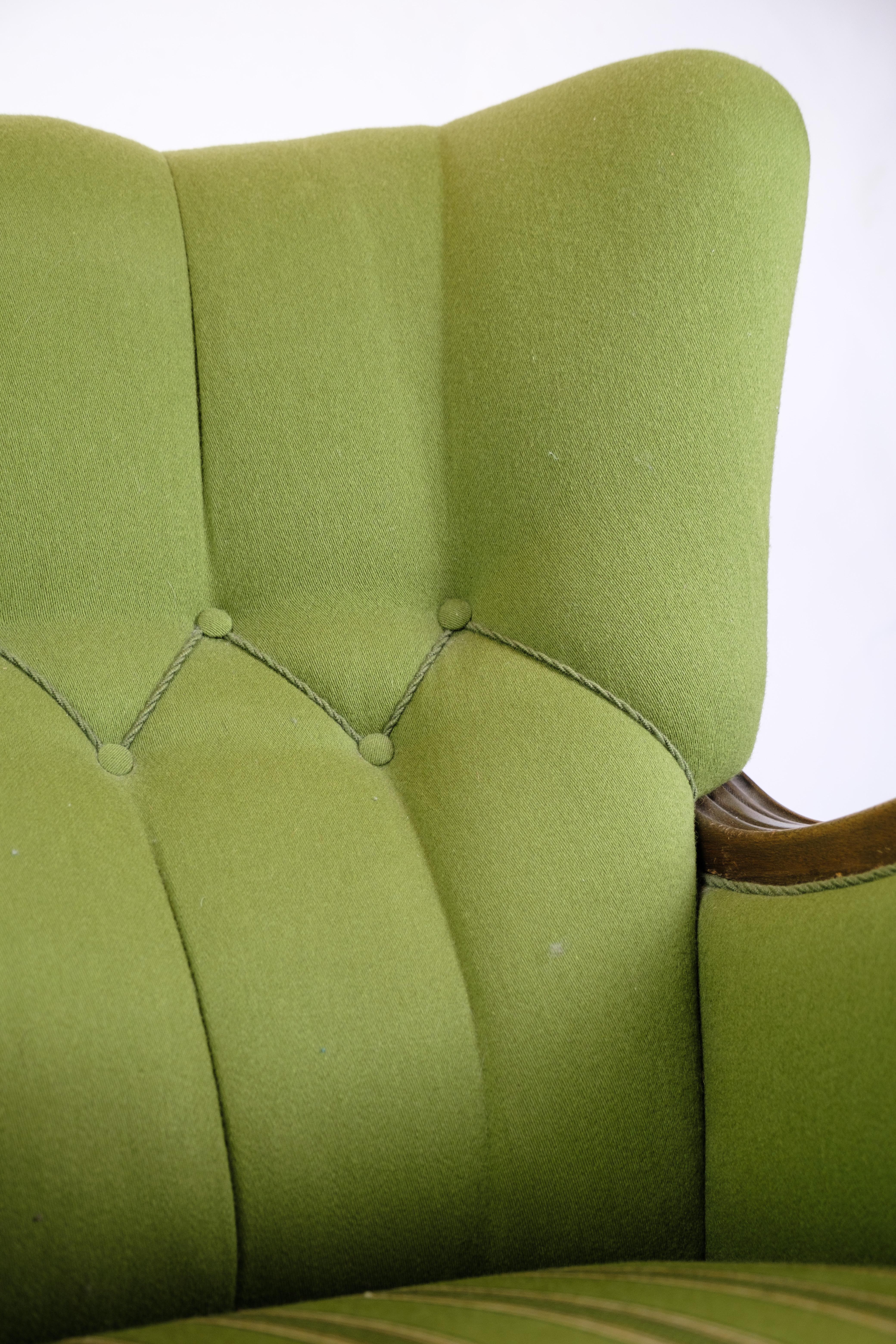 Fauteuil à haut dossier en tissu vert avec sculptures en bois des années 1920 en vente 4