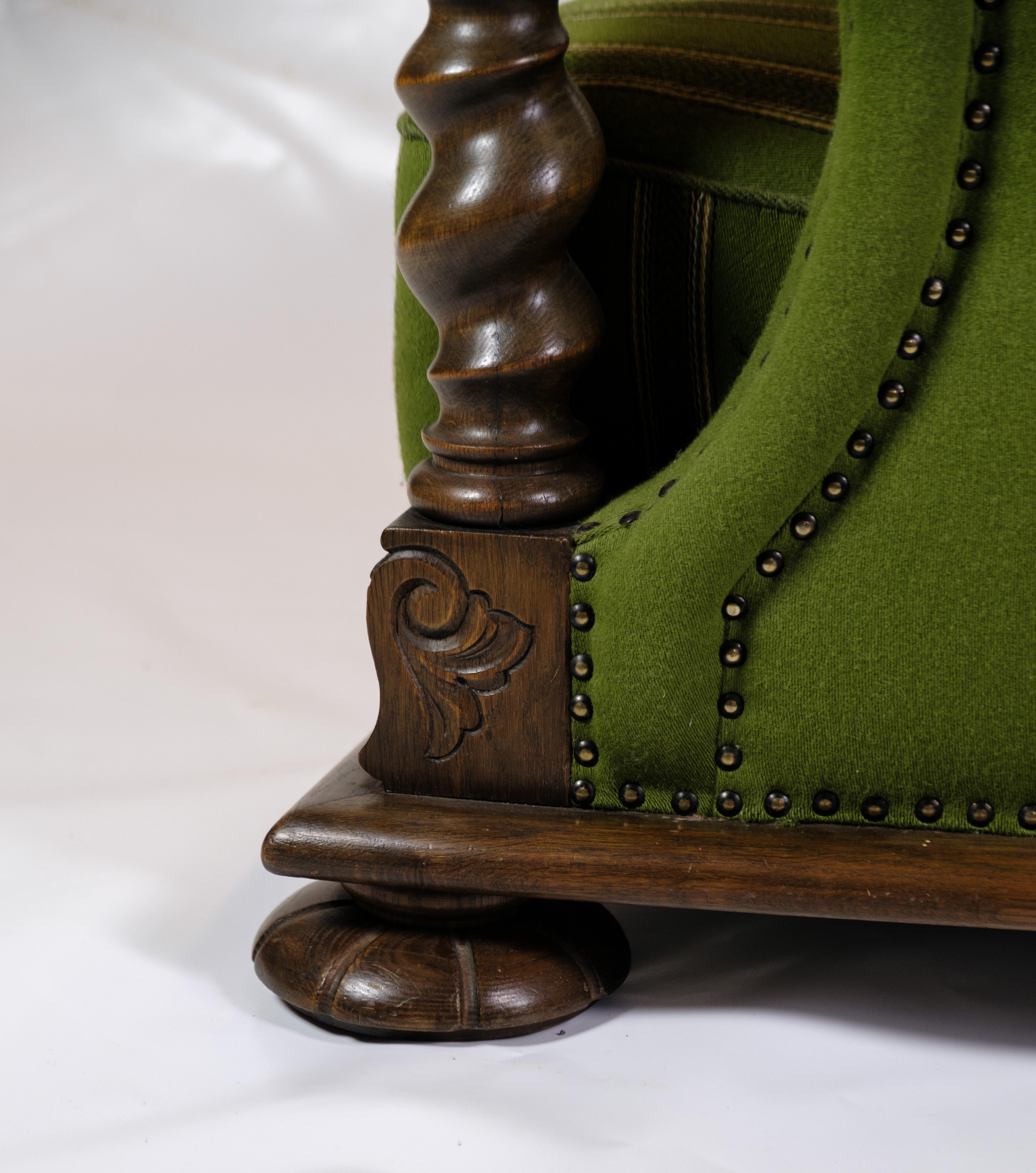 Début du 20ème siècle Fauteuil à haut dossier en tissu vert avec sculptures en bois des années 1920 en vente