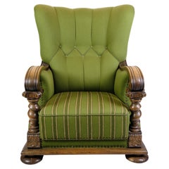 Fauteuil à haut dossier en tissu vert avec sculptures en bois des années 1920