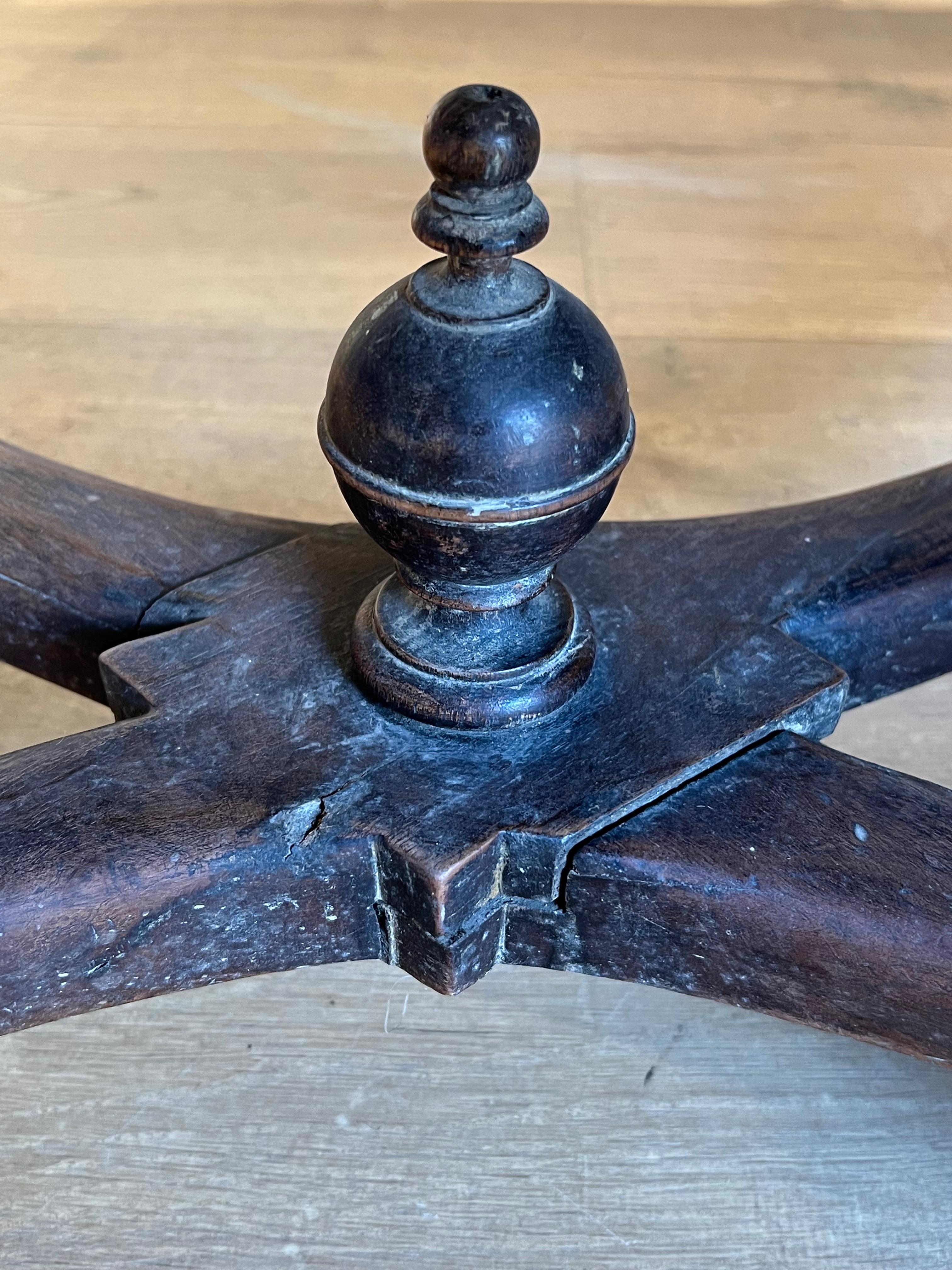 Sofá de nogal con respaldo alto. Obra francesa de estilo Luis XIII. Circa  1880 en venta 4