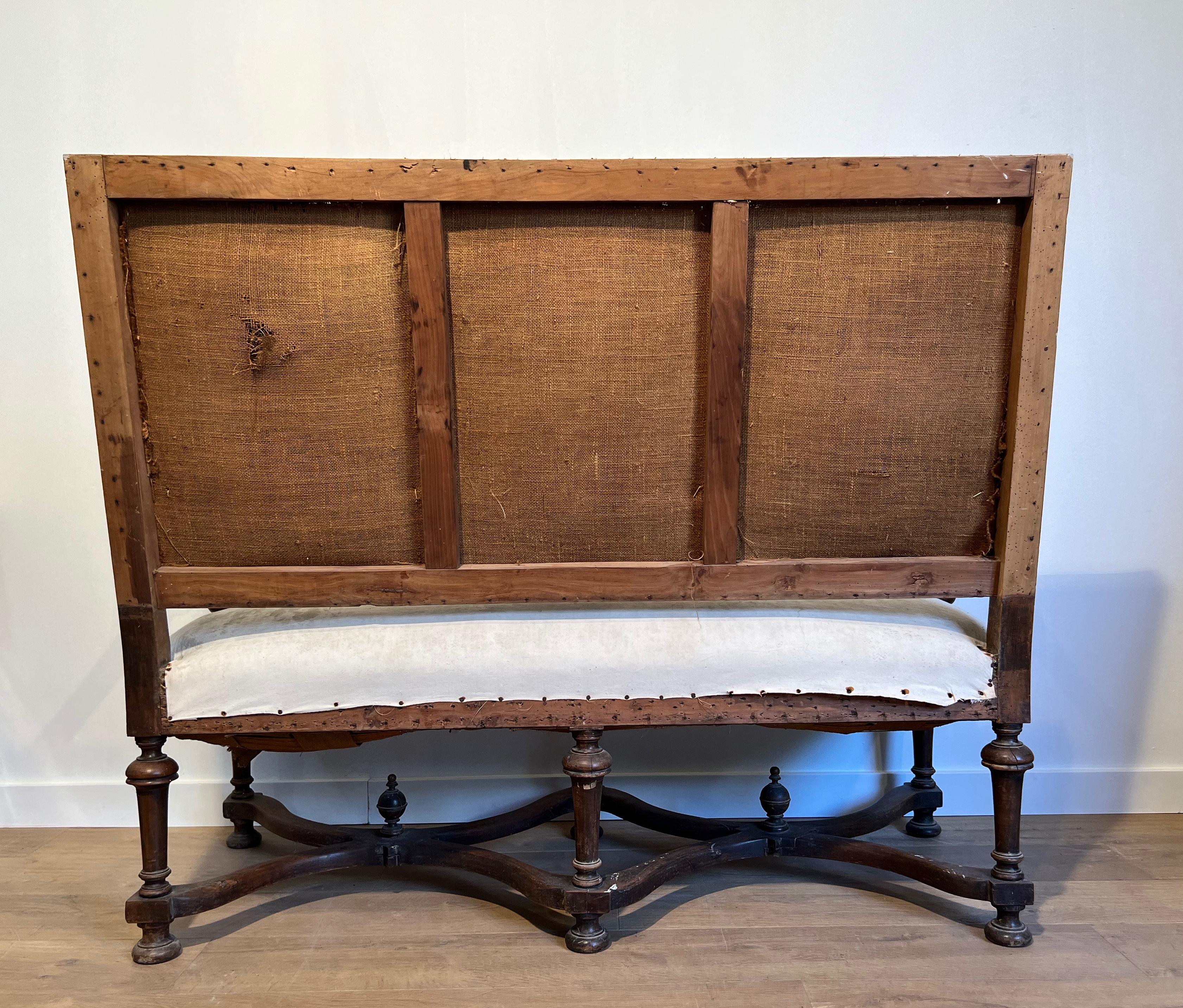 Sofá de nogal con respaldo alto. Obra francesa de estilo Luis XIII. Circa  1880 en venta 5