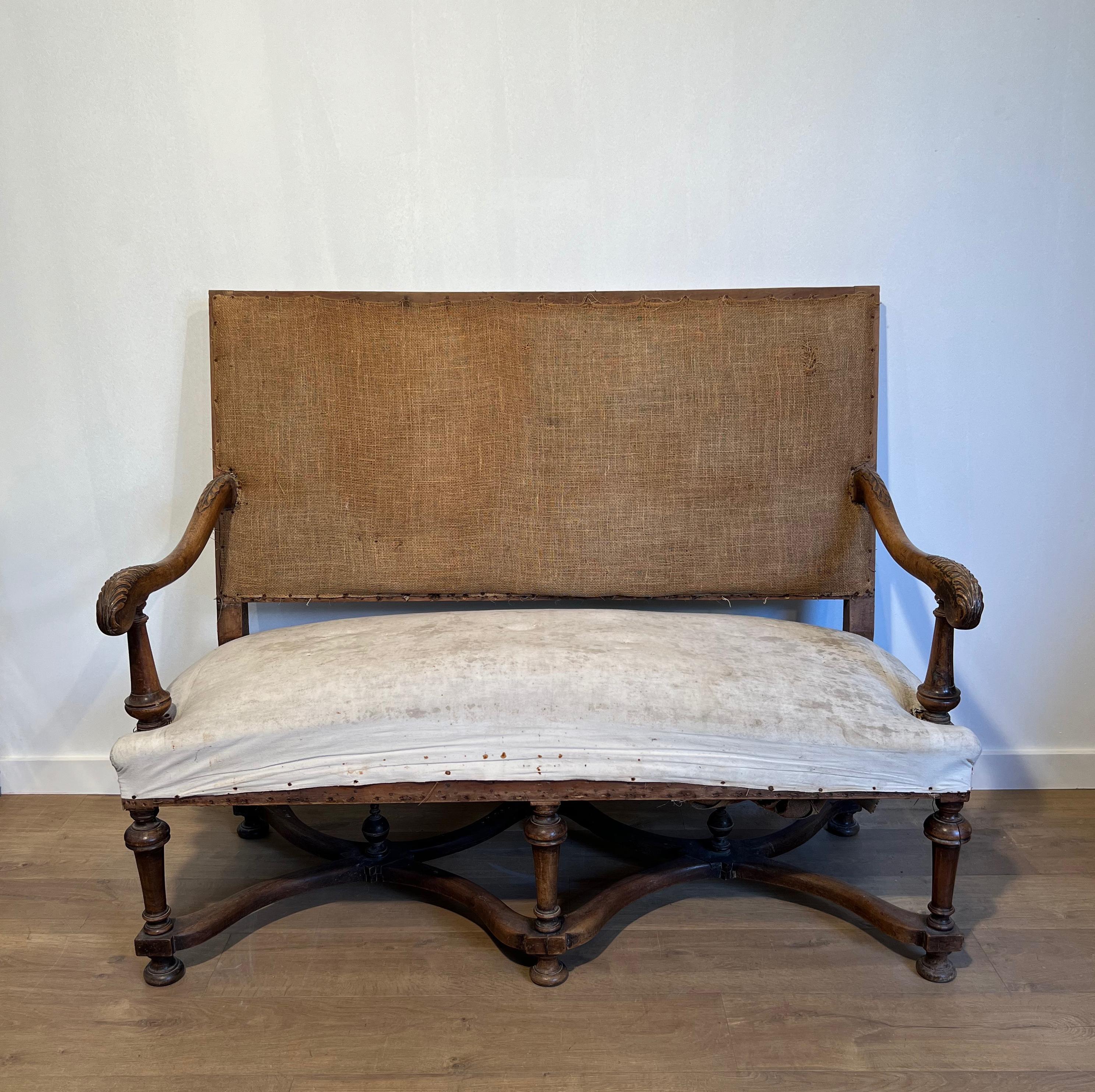 Sofá de nogal con respaldo alto. Obra francesa de estilo Luis XIII. Circa  1880 en venta 6