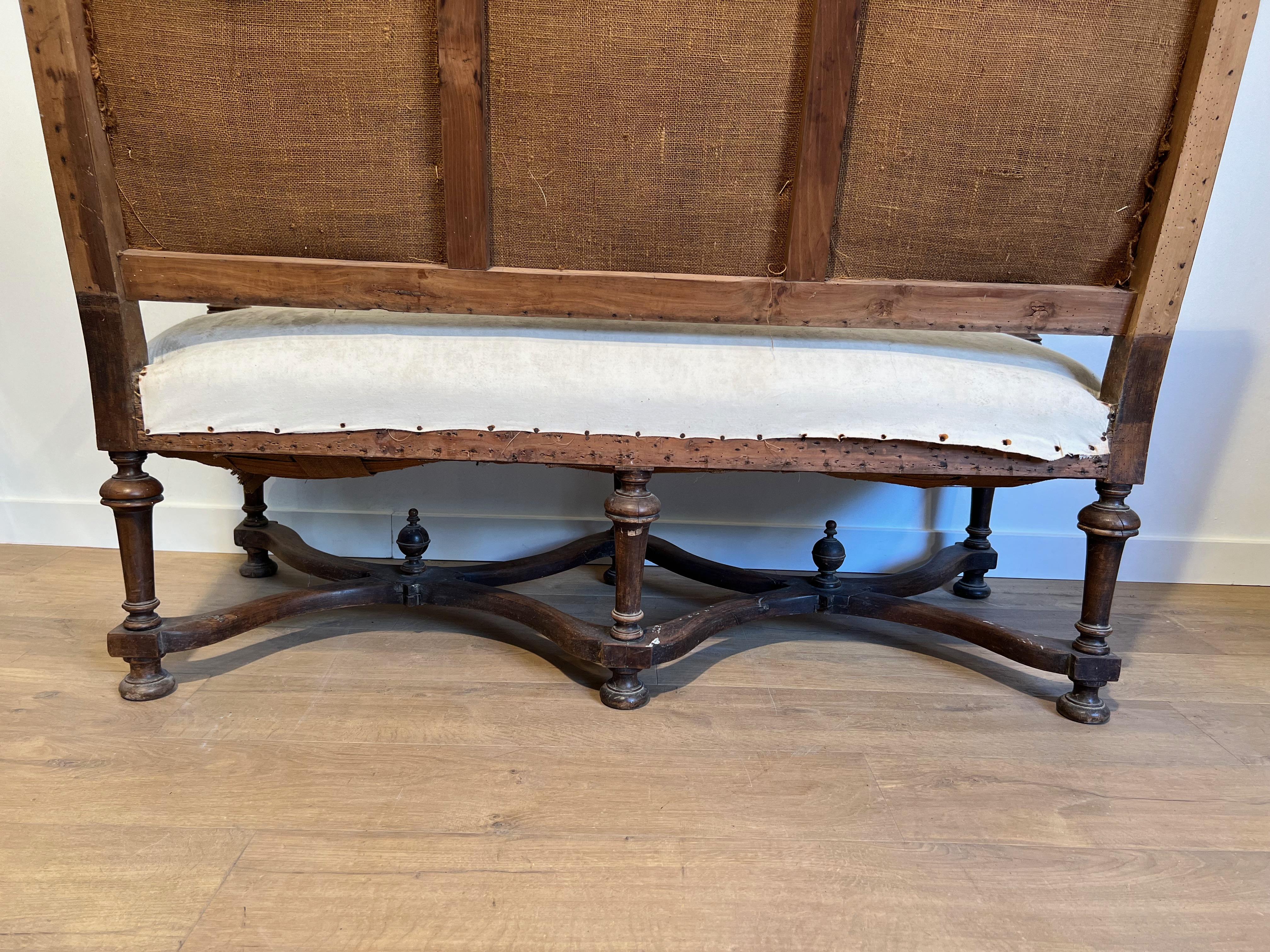 Sofá de nogal con respaldo alto. Obra francesa de estilo Luis XIII. Circa  1880 en venta 7