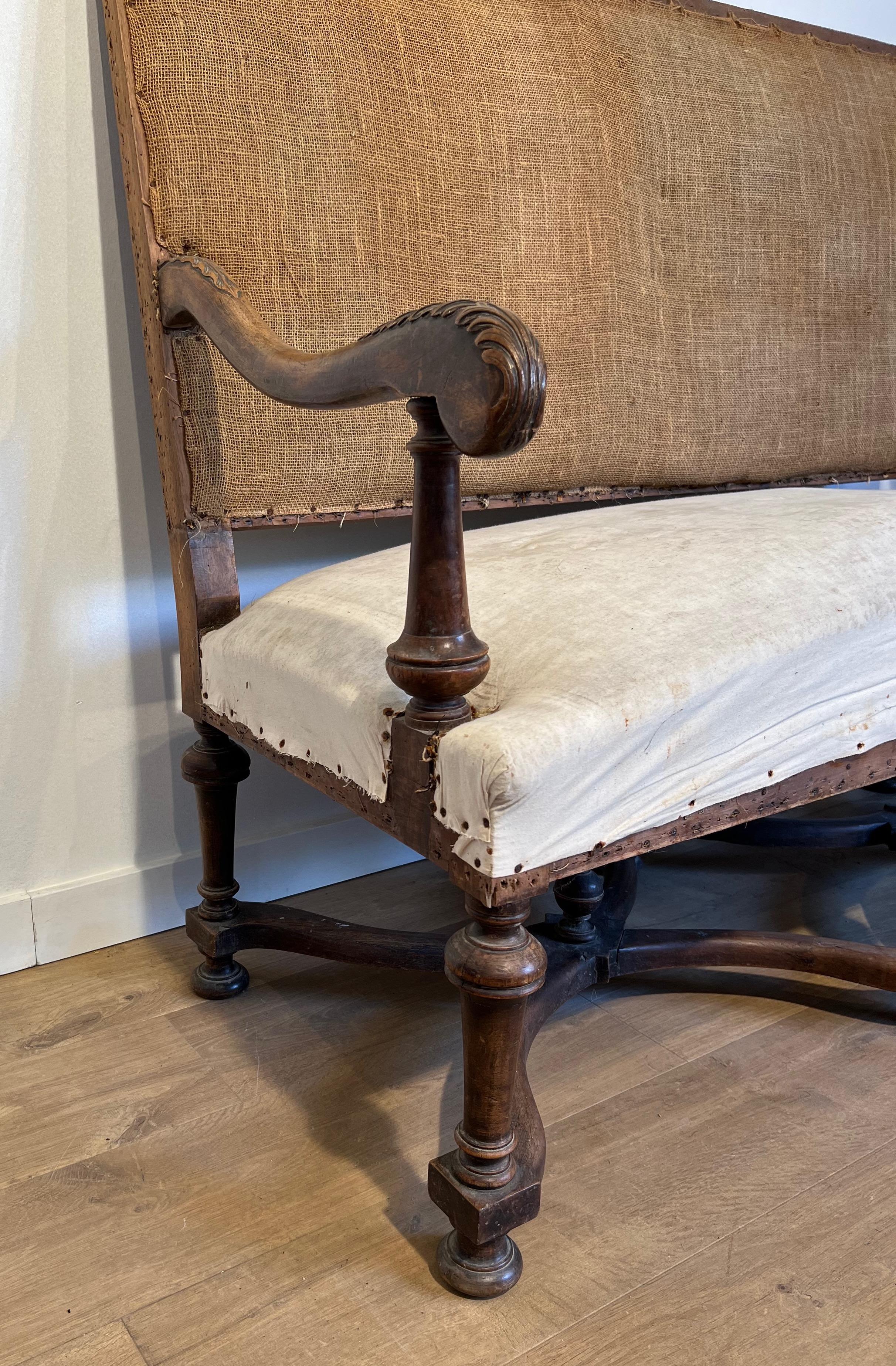 Sofá de nogal con respaldo alto. Obra francesa de estilo Luis XIII. Circa  1880 en venta 8