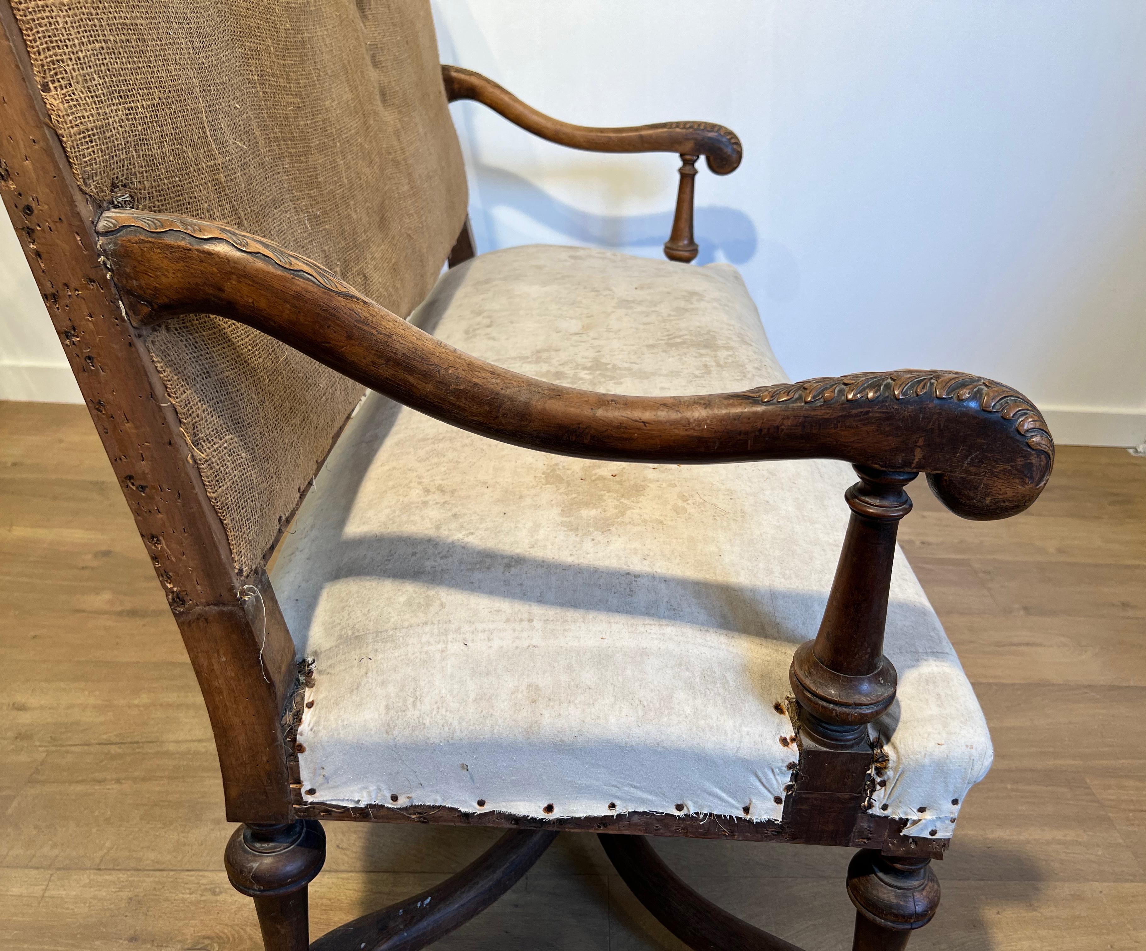 Sofá de nogal con respaldo alto. Obra francesa de estilo Luis XIII. Circa  1880 en venta 9